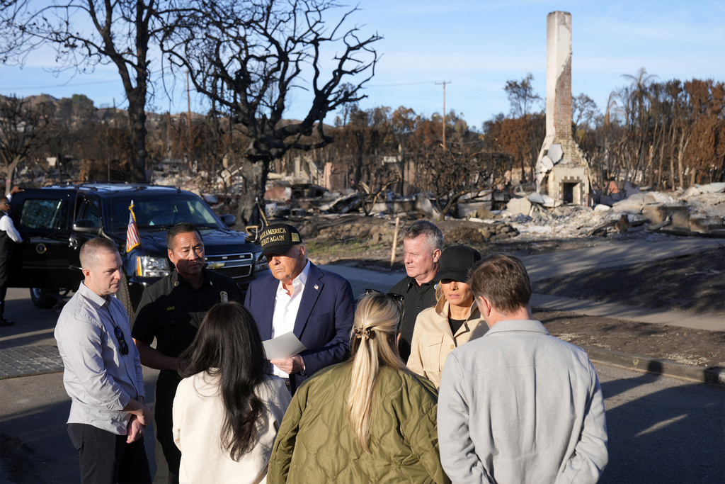 El presidente Donald Trump y la primera dama Melania Trump hablan con los residentes afectados por los incendios forestales mientras recorren el vecindario Pacific Palisades de Los Ángeles, viernes 24 de enero de 2025. (Photo/Mark Schiefelbein)