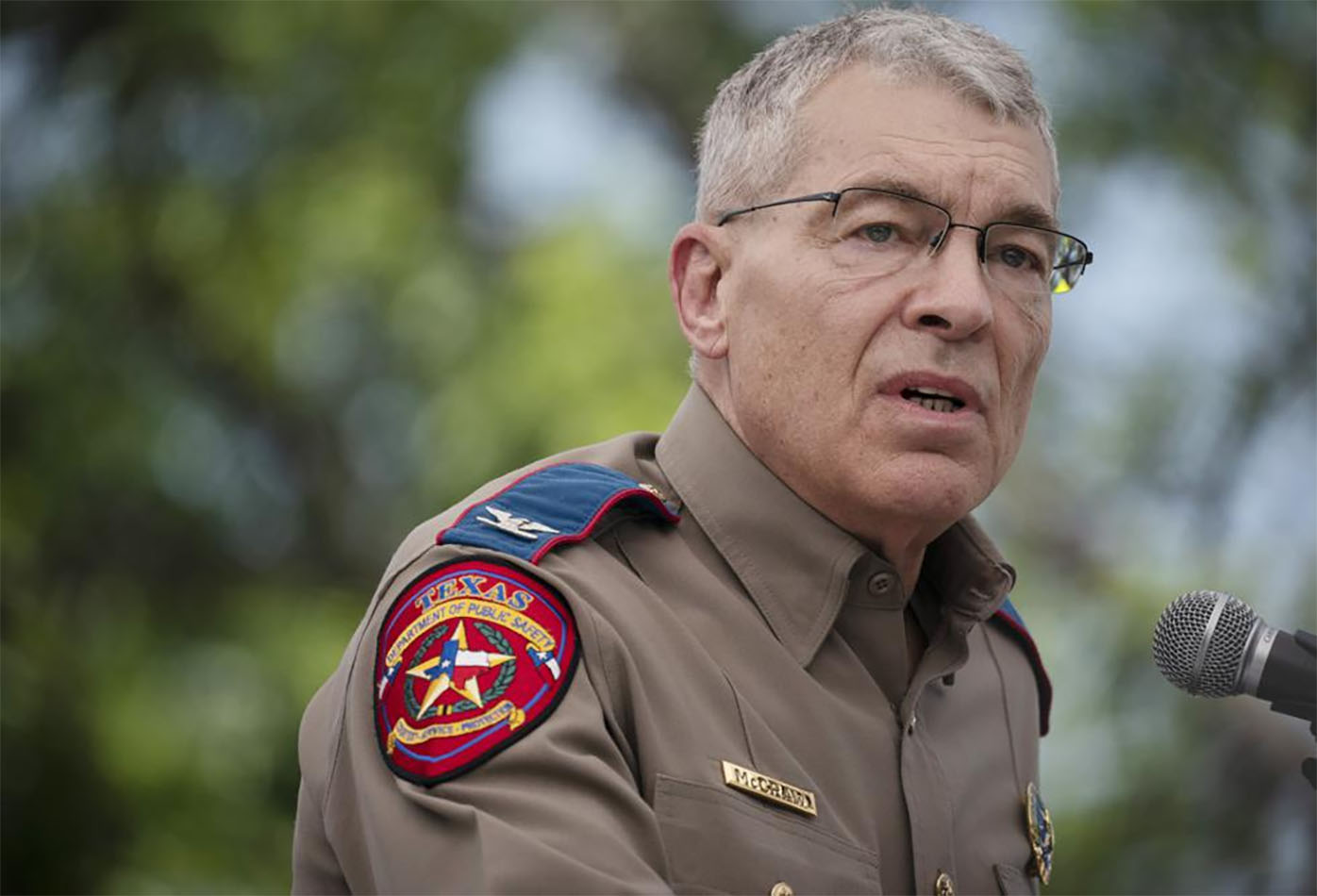 El director del Departamento de Seguridad Pública de Texas, Steven McCraw, habla durante una conferencia de prensa fuera de la Escuela Primaria Robb el viernes 27 de mayo de 2022 en Uvalde.