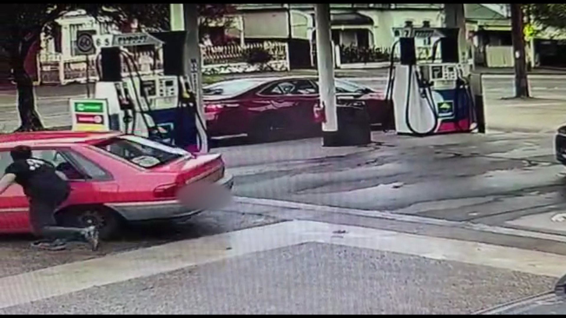 Thieves targeting Sydney petrol stations, CCTV shows thieves driving off without paying.