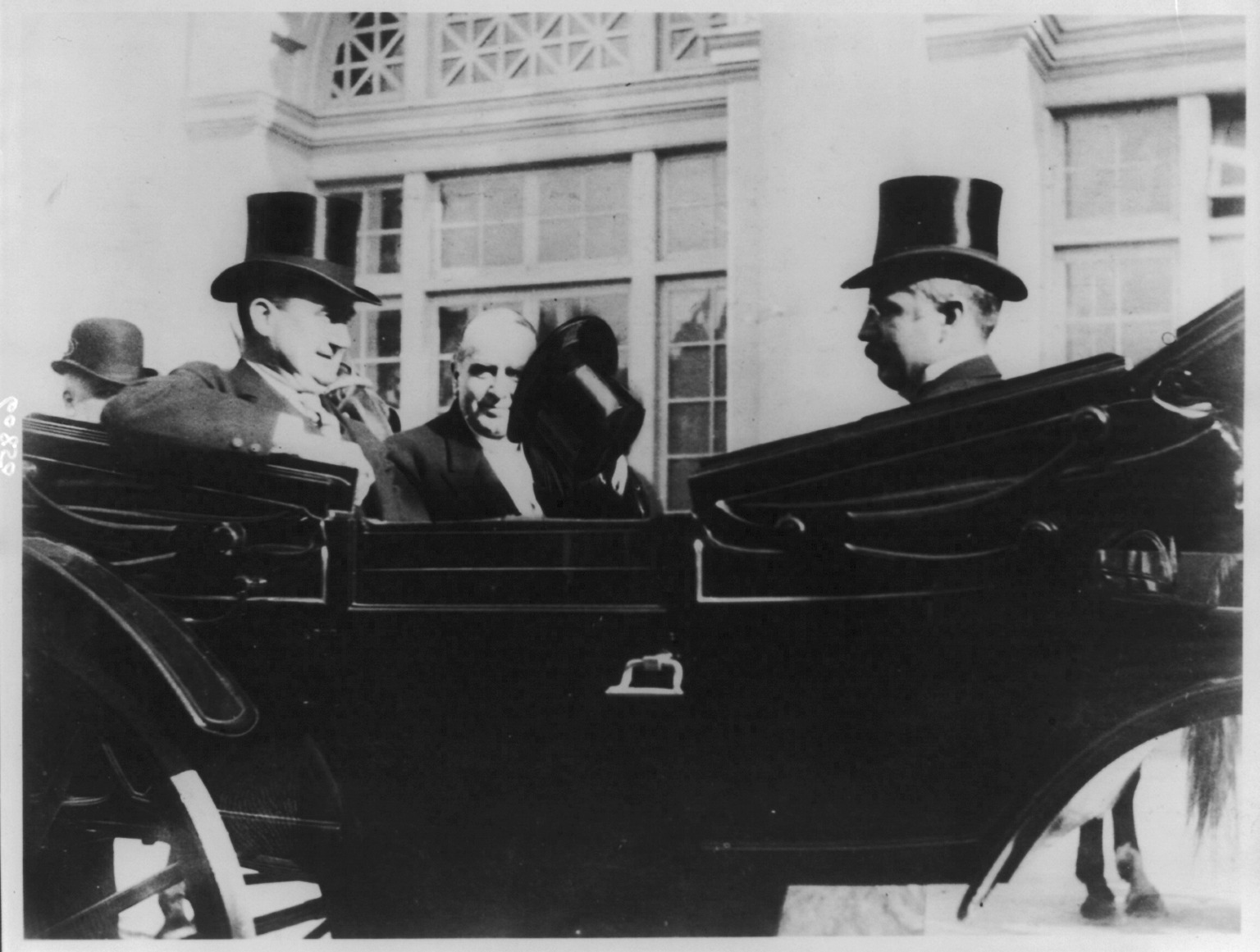 La última fotografía jamás tomada del presidente McKinley, en Buffalo, Nueva York, con John G. Milburn y Goerge B. Cortelyou, de camino en carruaje al Templo de la Música, donde fue herido de muerte el 6 de septiembre de 1901.