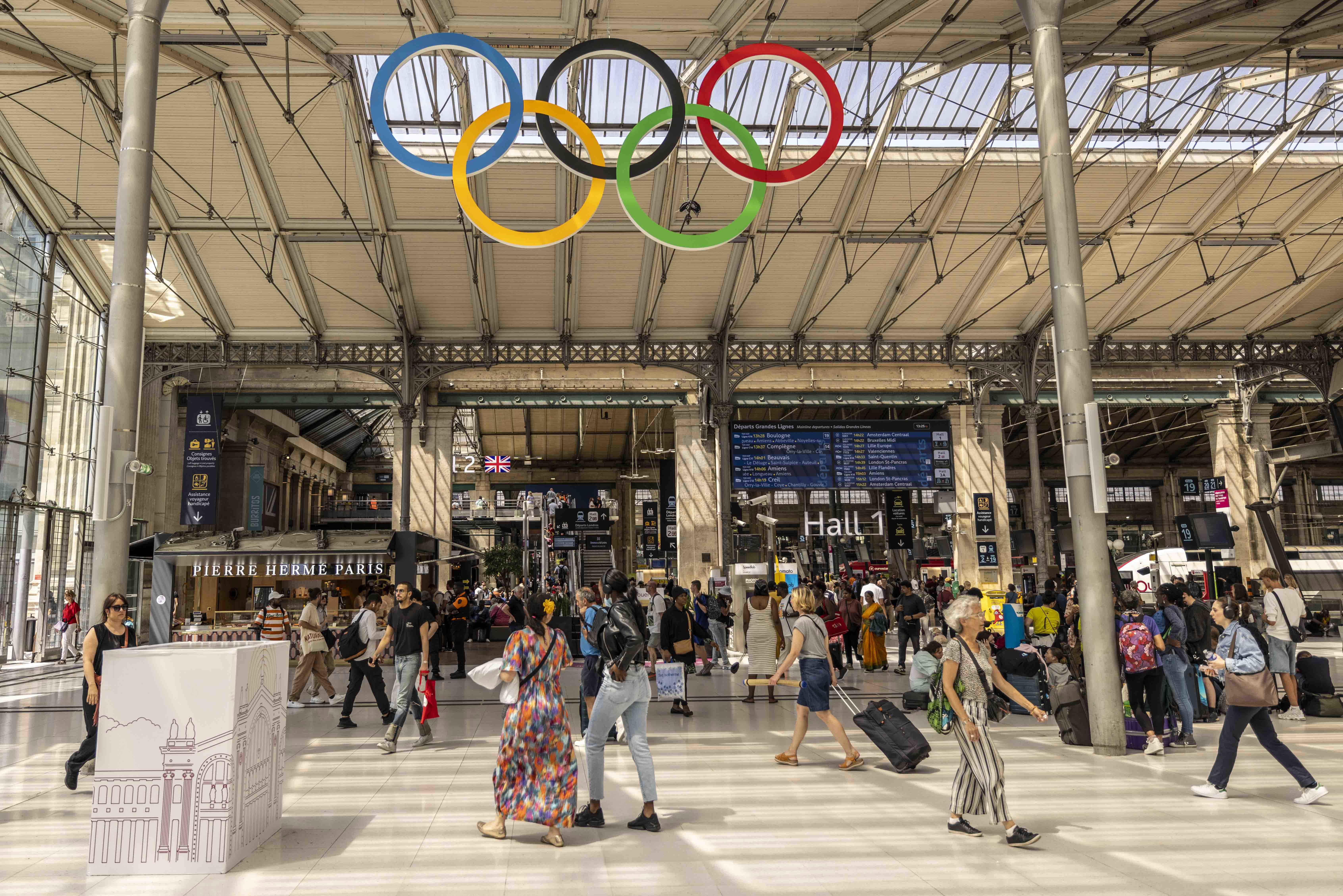 Los anillos olímpicos se ven mientras los visitantes caminan en la estación Gare du Nord el 19 de julio de 2024 en París, Francia. 