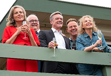 Cast of Neighbours in final episode (Fremantle/Ten)