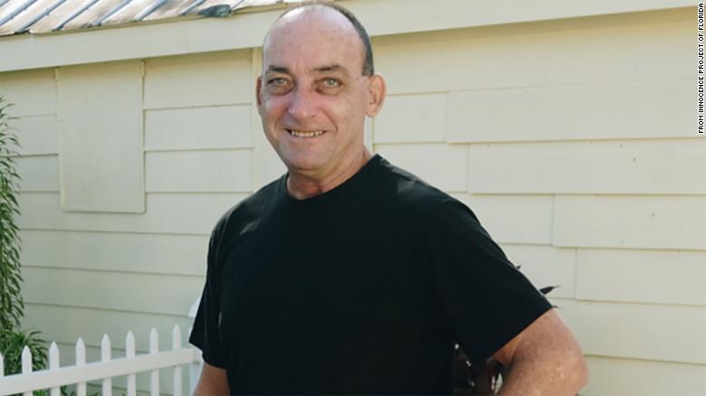 Robert DuBoise afuera de su casa en Tampa, Florida, en octubre de 2020.