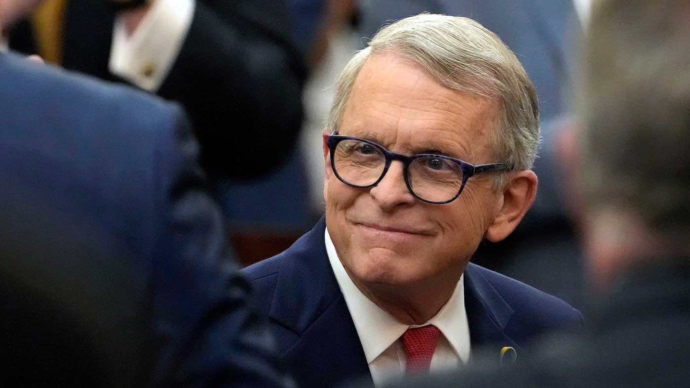 Mike DeWine firmó un proyecto de ley que criminaliza todos los abortos después de las seis semanas de embarazo en Ohio.