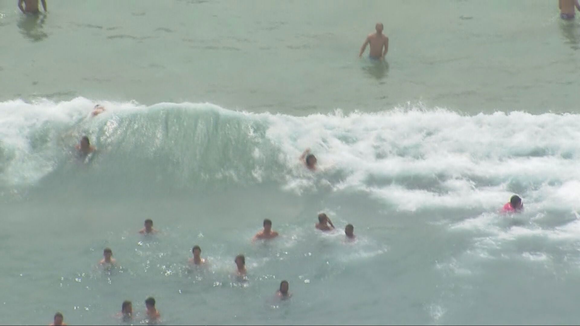 Swimmers in Sydney try to beat the heat