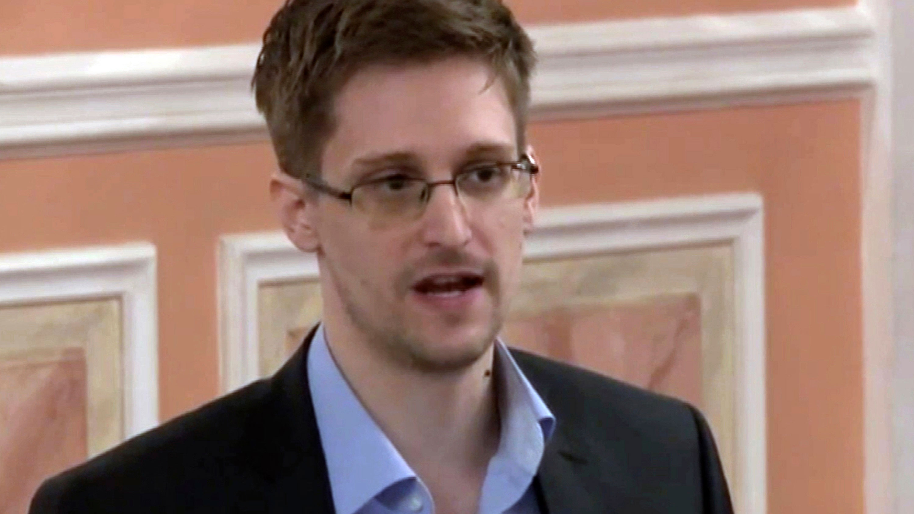 En esta imagen de archivo del 11 de octubre de 2013 hecha a partir de un video y publicada por WikiLeaks, el ex analista de sistemas de la Agencia de Seguridad Nacional Edward Snowden habla en Moscú.