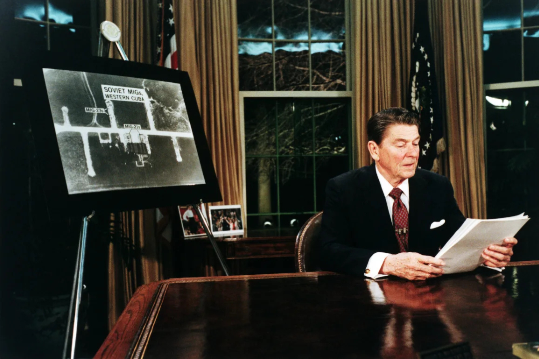 El presidente Ronald Reagan se dirige a la nación sobre la Iniciativa de Defensa Estratégica en 1983. 