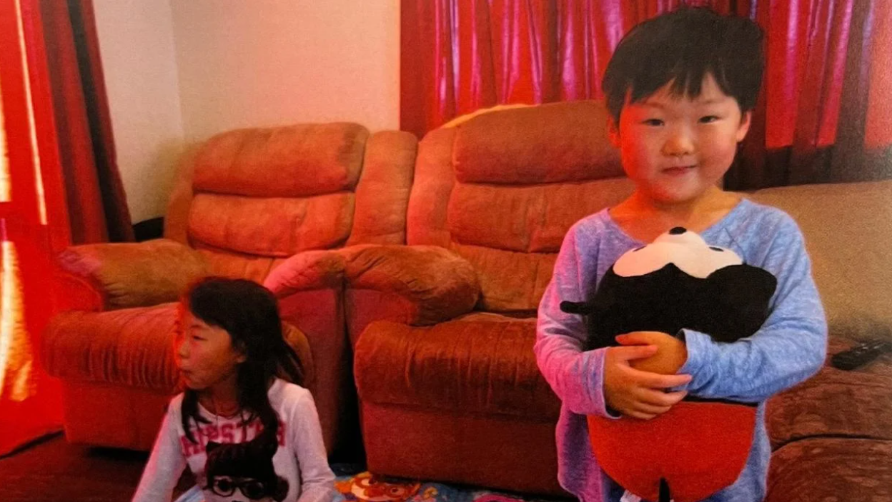 Yuna and Minu Jo in April 2018 before they were killed by their mother.