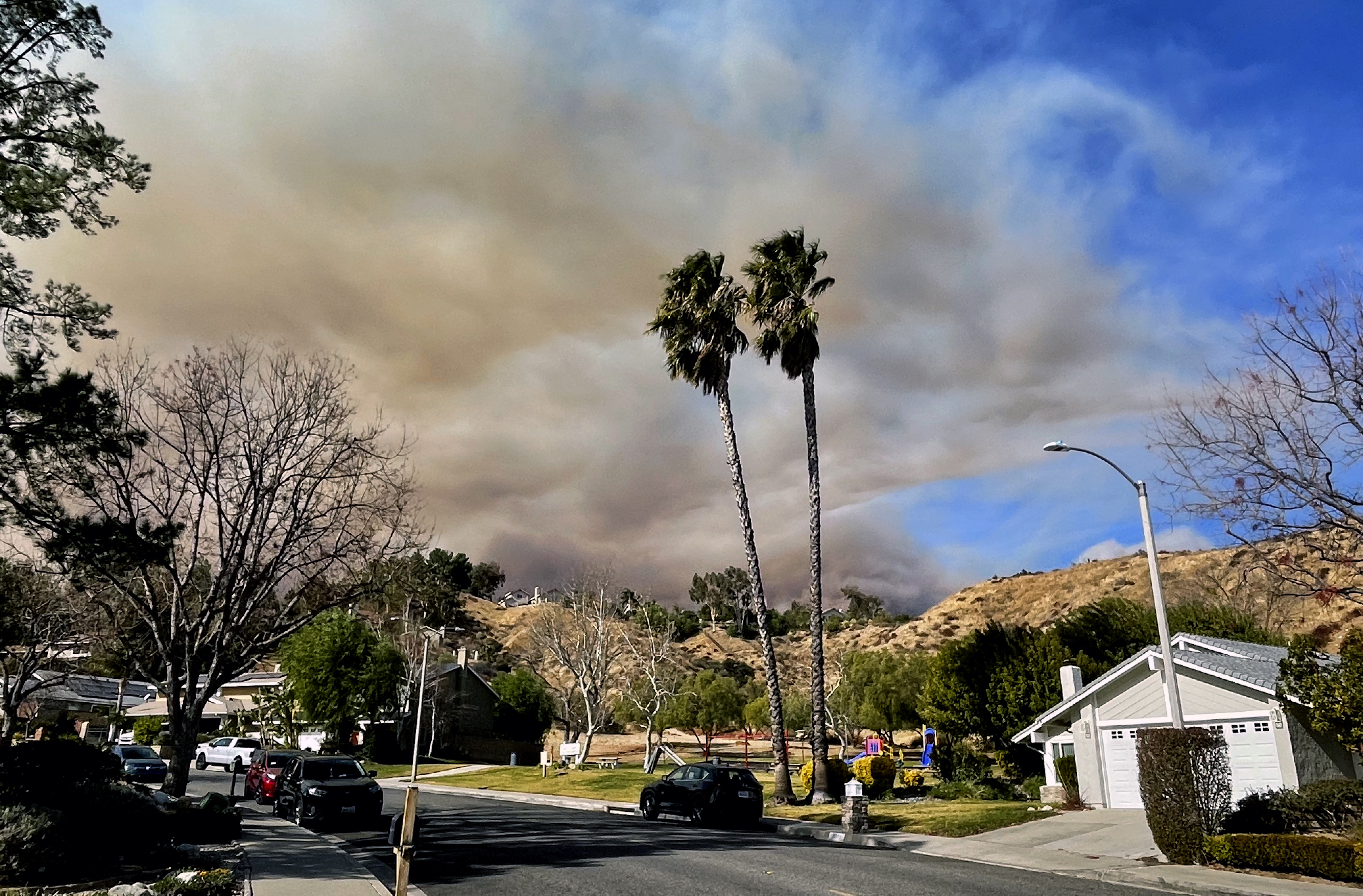 'Un disco rayado': Nuevas evacuaciones por incendio en el área de Los Ángeles