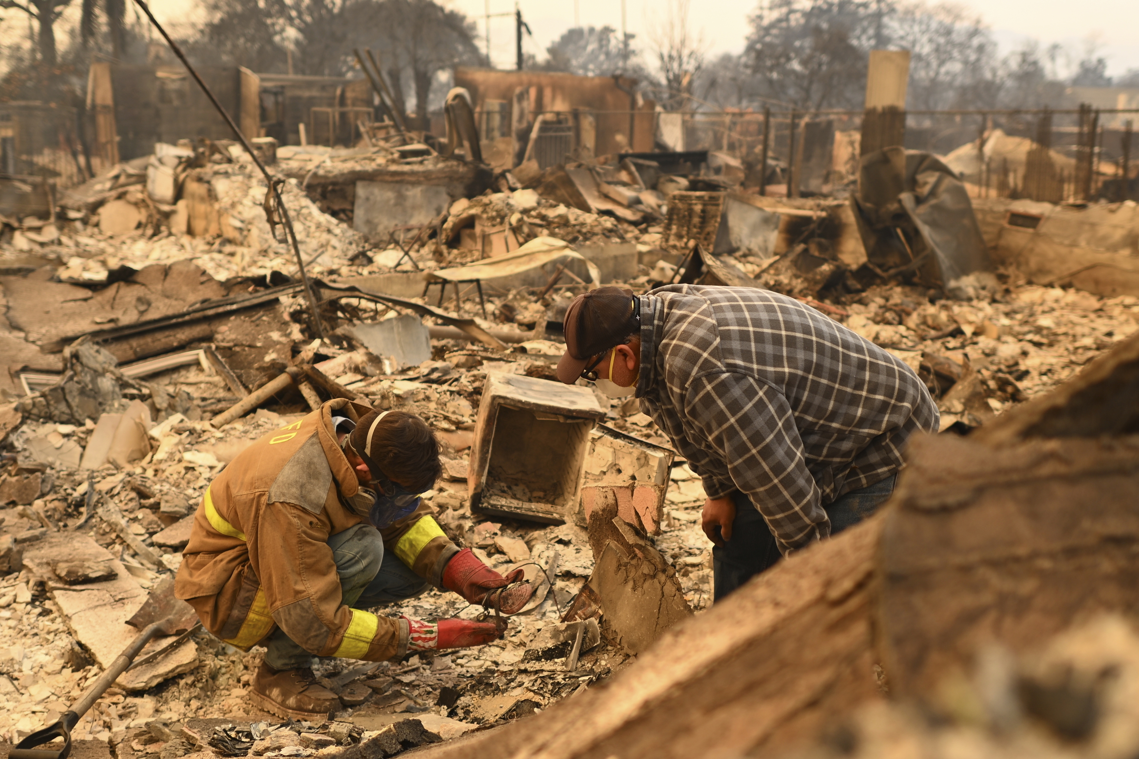 El incendio Eaton arde en Altadena, California