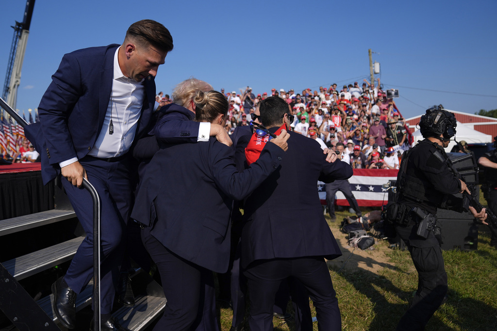 El candidato presidencial republicano, el expresidente Donald Trump, está rodeado de agentes del Servicio Secreto de EE.UU.