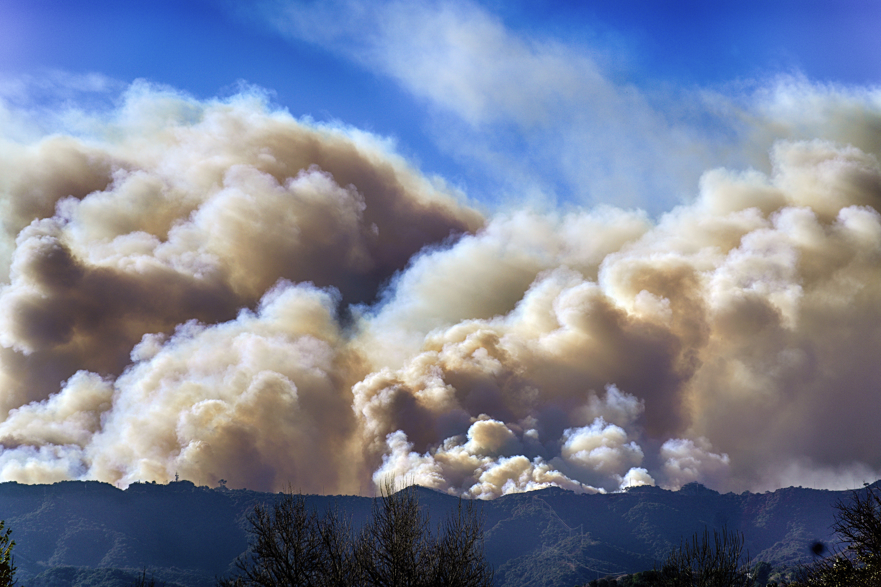 El número de muertos asciende a 16 mientras los bomberos ganan terreno en Los Ángeles