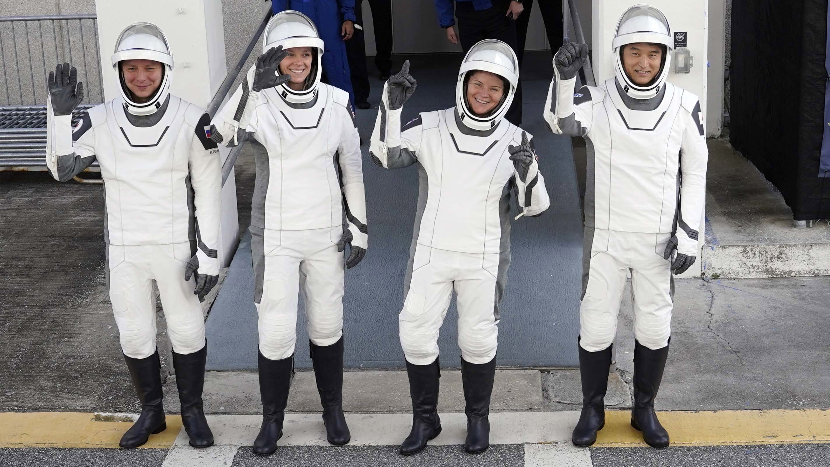 Los miembros de la tripulación10, desde la izquierda, Cosmonaut Kirill Peskov, el astronauta Nichole Ayers, la astronauta Anne McClain y el astronauta de Jaxa Takuya Onishi abandonan las operaciones y el edificio de pago antes de dirigirse a lanzar el Pad 39-A en el Centro Espacial de Kennedy.