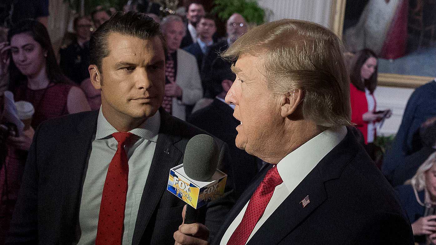 Pete Hegseth entrevistando a Donald Trump en su calidad de reportero de Fox News en 2017.