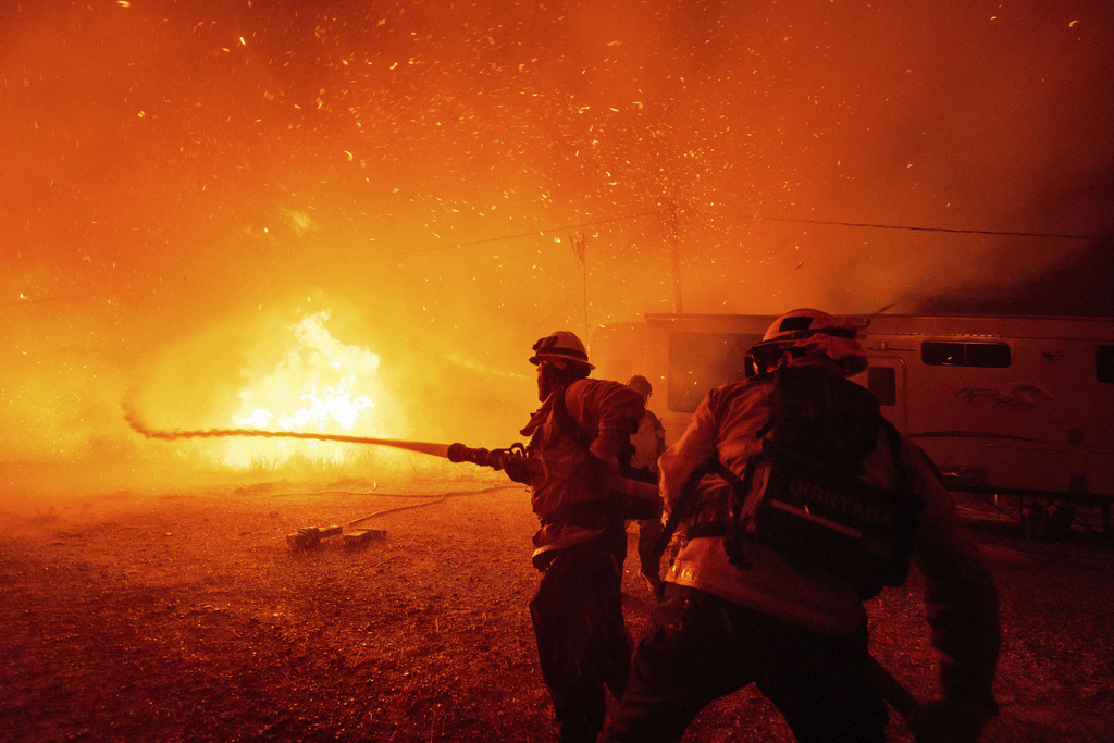 Progreso realizado en llamas al norte de Los Ángeles, nuevas incendios en el sur de California