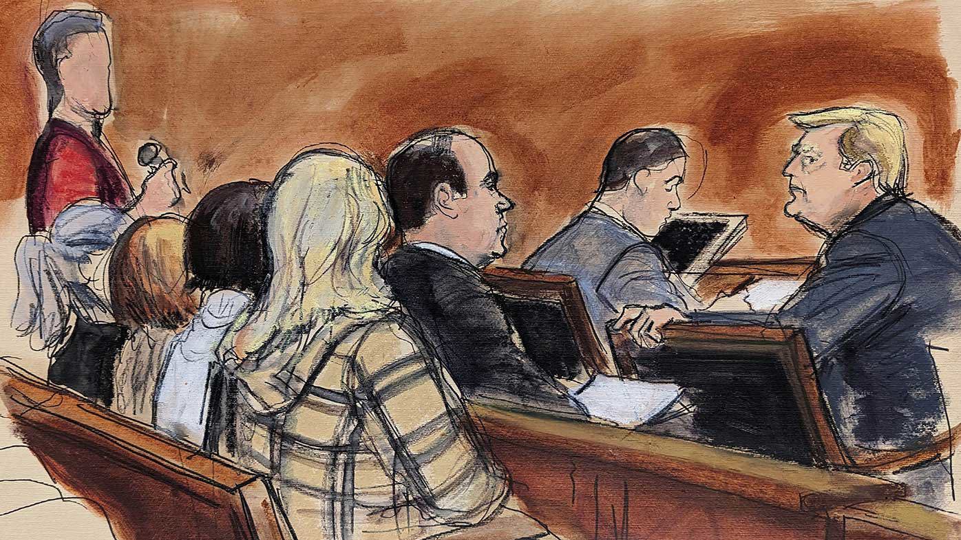 Donald Trump miró fijamente a los posibles miembros del jurado en un tribunal de Nueva York en un caso para determinar la indemnización por daños y perjuicios a una mujer que un tribunal anterior determinó que había agredido sexualmente.