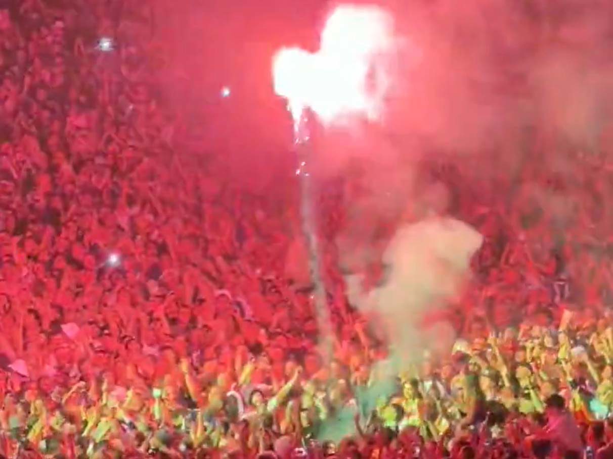 A flare was thrown at the first Oasis concert in Melbourne.