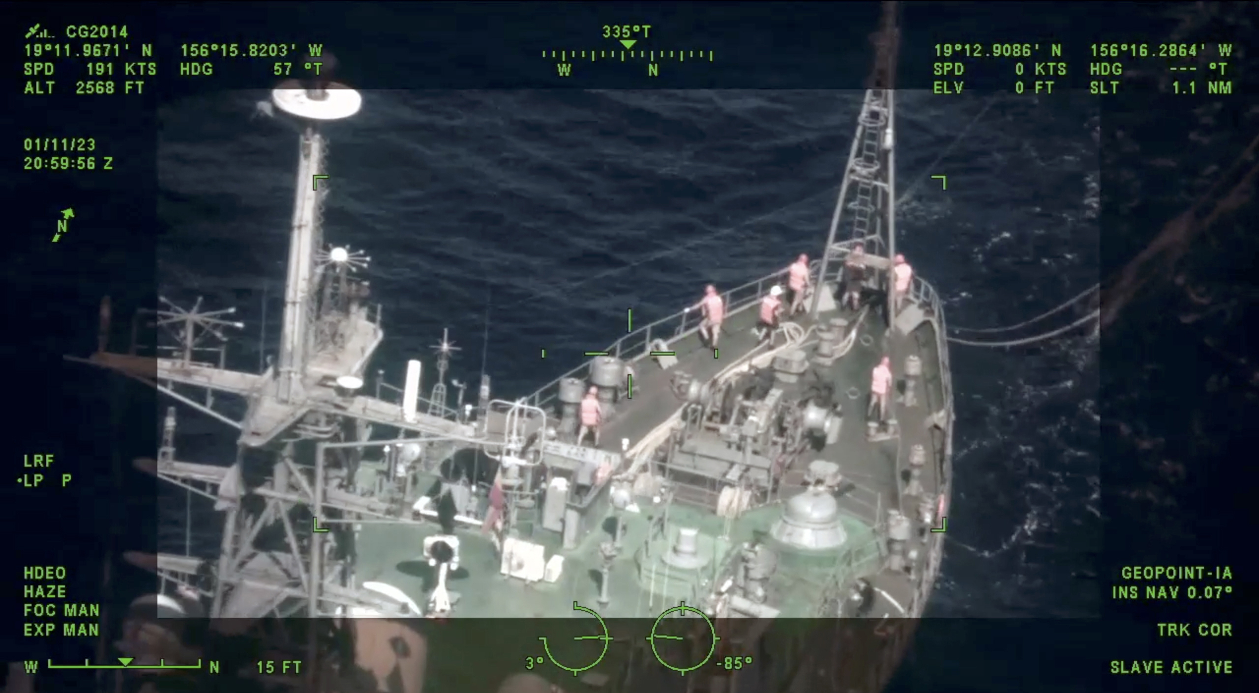 Esta imagen, tomada de un video proporcionado por el Distrito 14 de la Guardia Costera de EE. UU. en Hawái Pacífico y con fecha de enero de 2023, muestra un barco ruso patrullando frente a la costa de Hawái. 