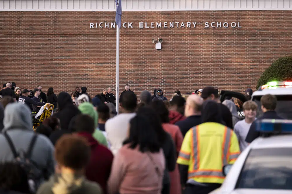 Los estudiantes y la policía se reúnen afuera de la Escuela Primaria Richneck 