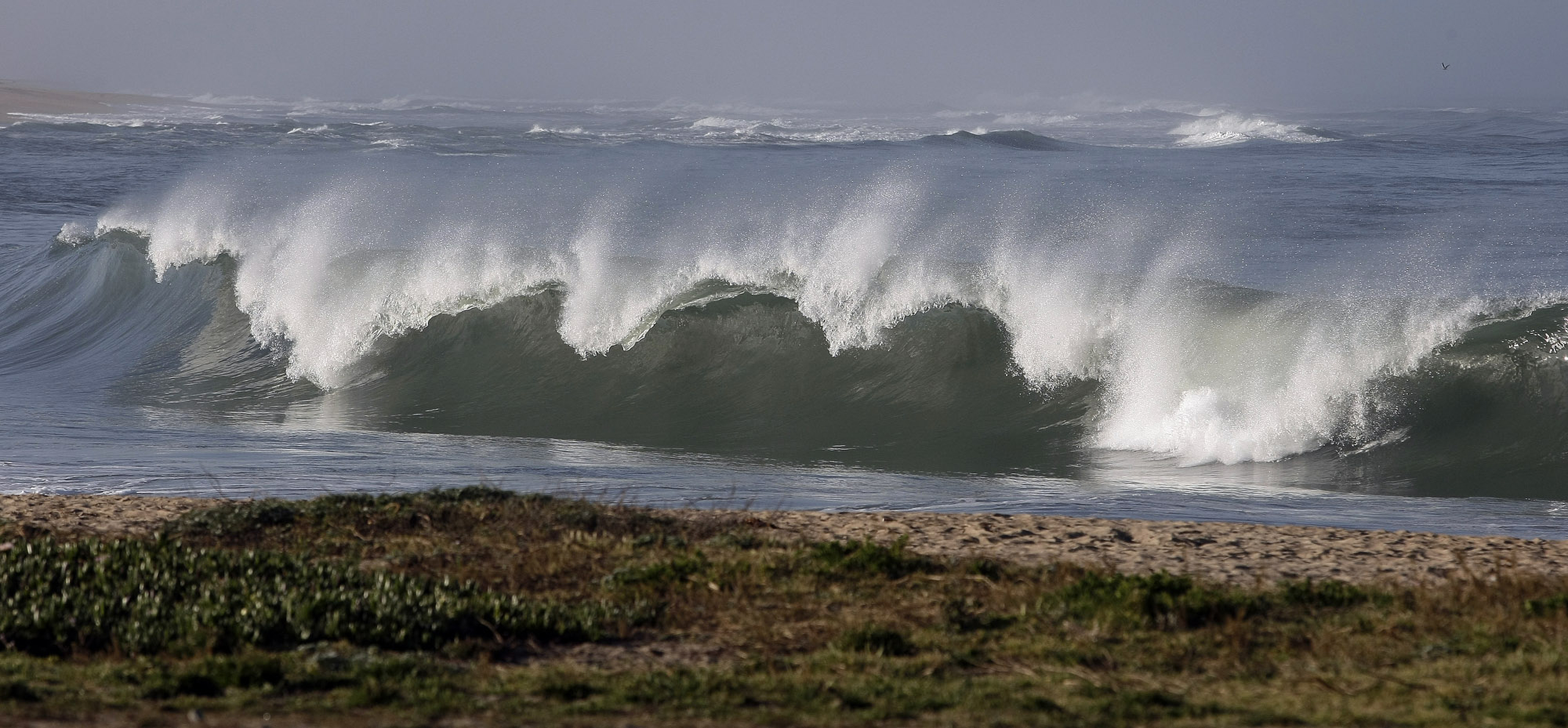 Partes de California recibieron una advertencia de tsunami, que resultó de un terremoto de 8.9 en Japón el 11 de marzo de 2011. En esta foto se ven grandes olas rompiendo en el lado sur del embarcadero de Moss Landing Harbor.