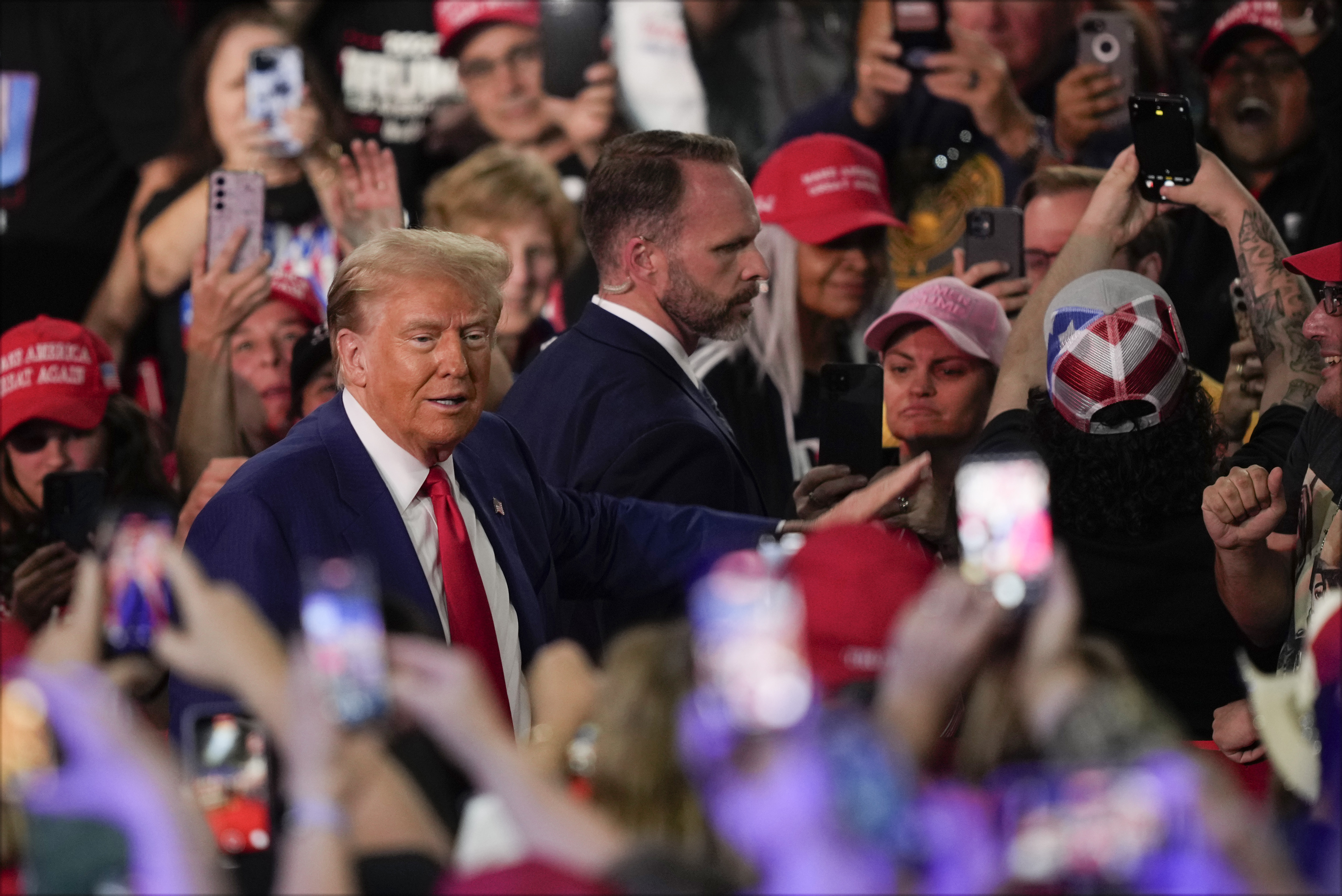 El expresidente candidato presidencial republicano Donald Trump llega a un ayuntamiento de campaña en el Greater Philadelphia Expo Center & Fairgrounds el lunes 14 de octubre de 2024 en Oaks, Pensilvania.