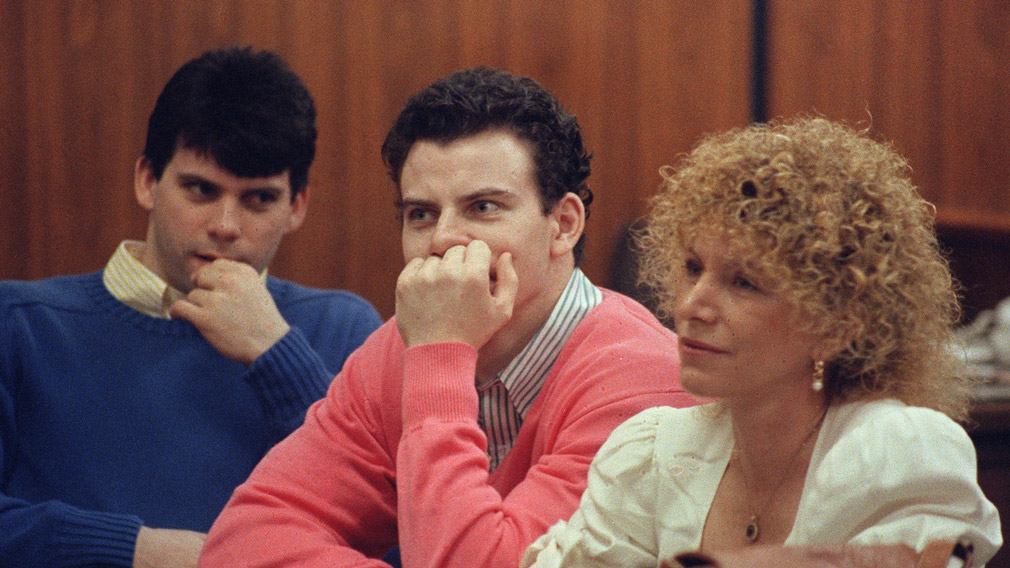 Erik Menéndez y su hermano Lyle asisten a la corte el 12 de agosto de 1991 en Beverly Hills. (AFP)