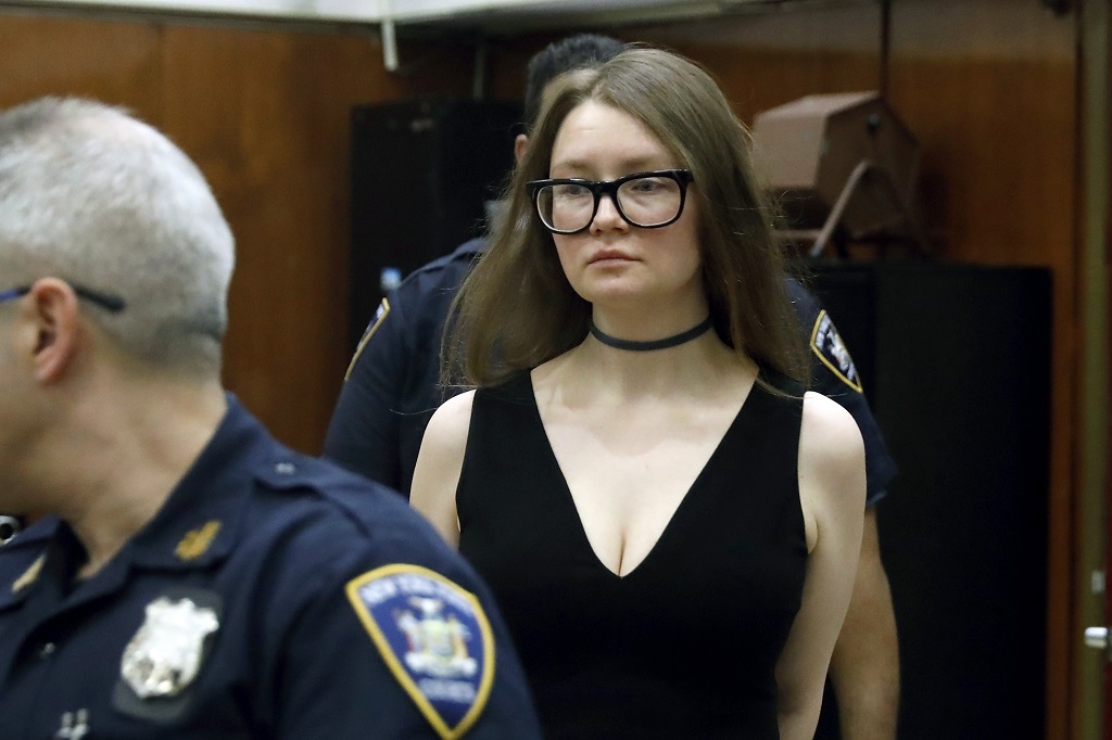 Anna Sorokin llega a la Corte Suprema del estado de Nueva York para su juicio por cargos de hurto mayor, en Nueva York en 2019.