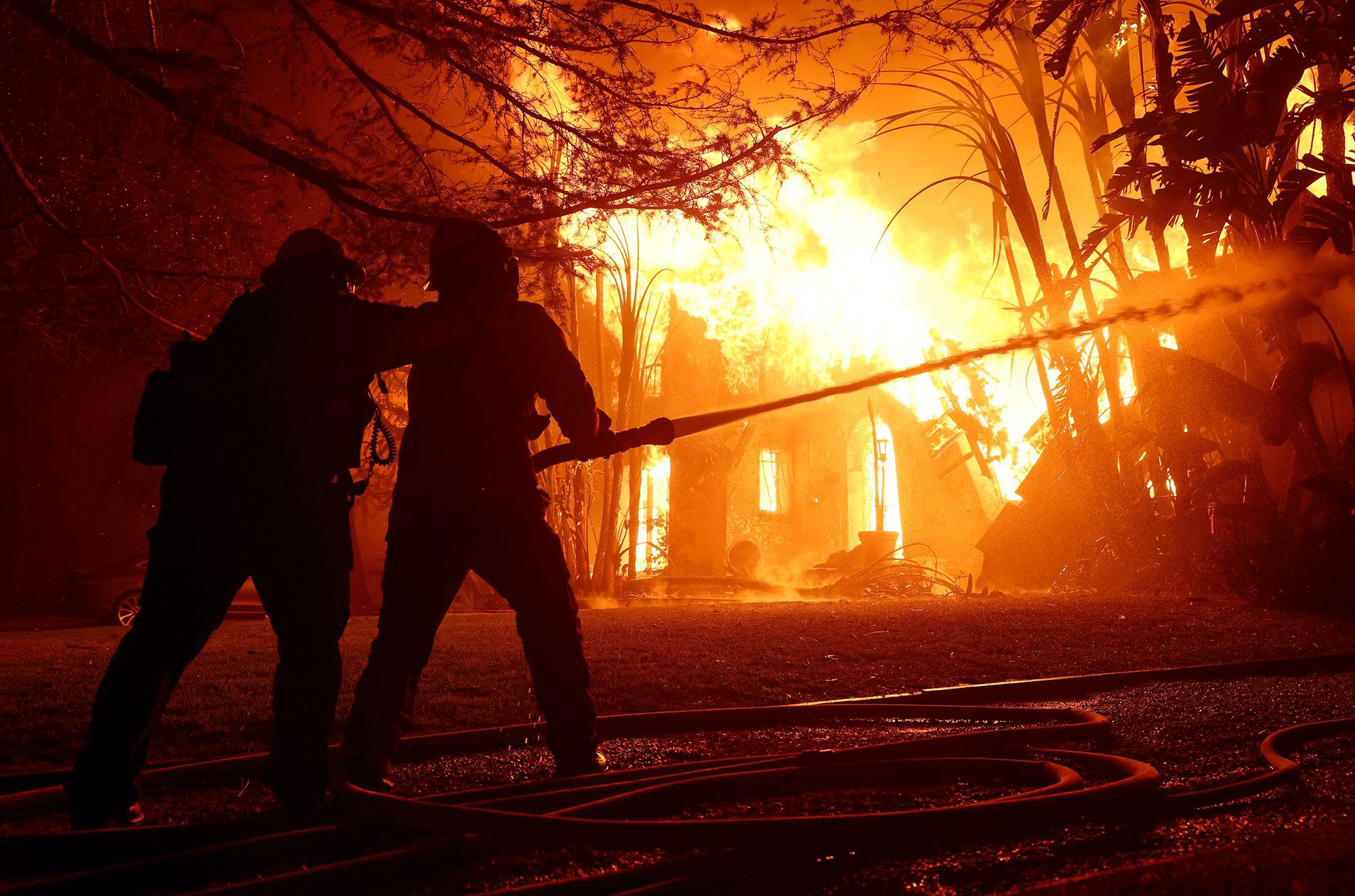 Compañía eléctrica demandada en un juicio por presunto papel en el inicio de uno de los incendios de Los Ángeles