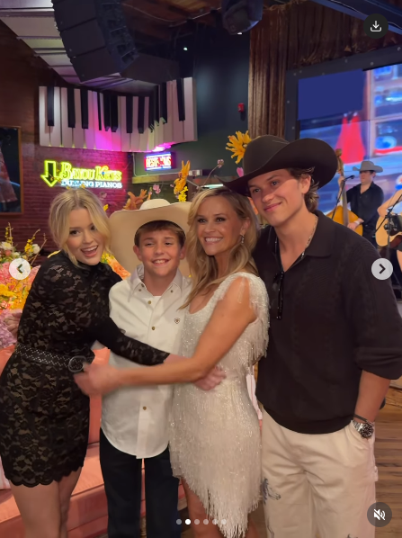 Ava Phillippe, Tennessee Toth, Reese Witherspoon, Deacon Philllippe