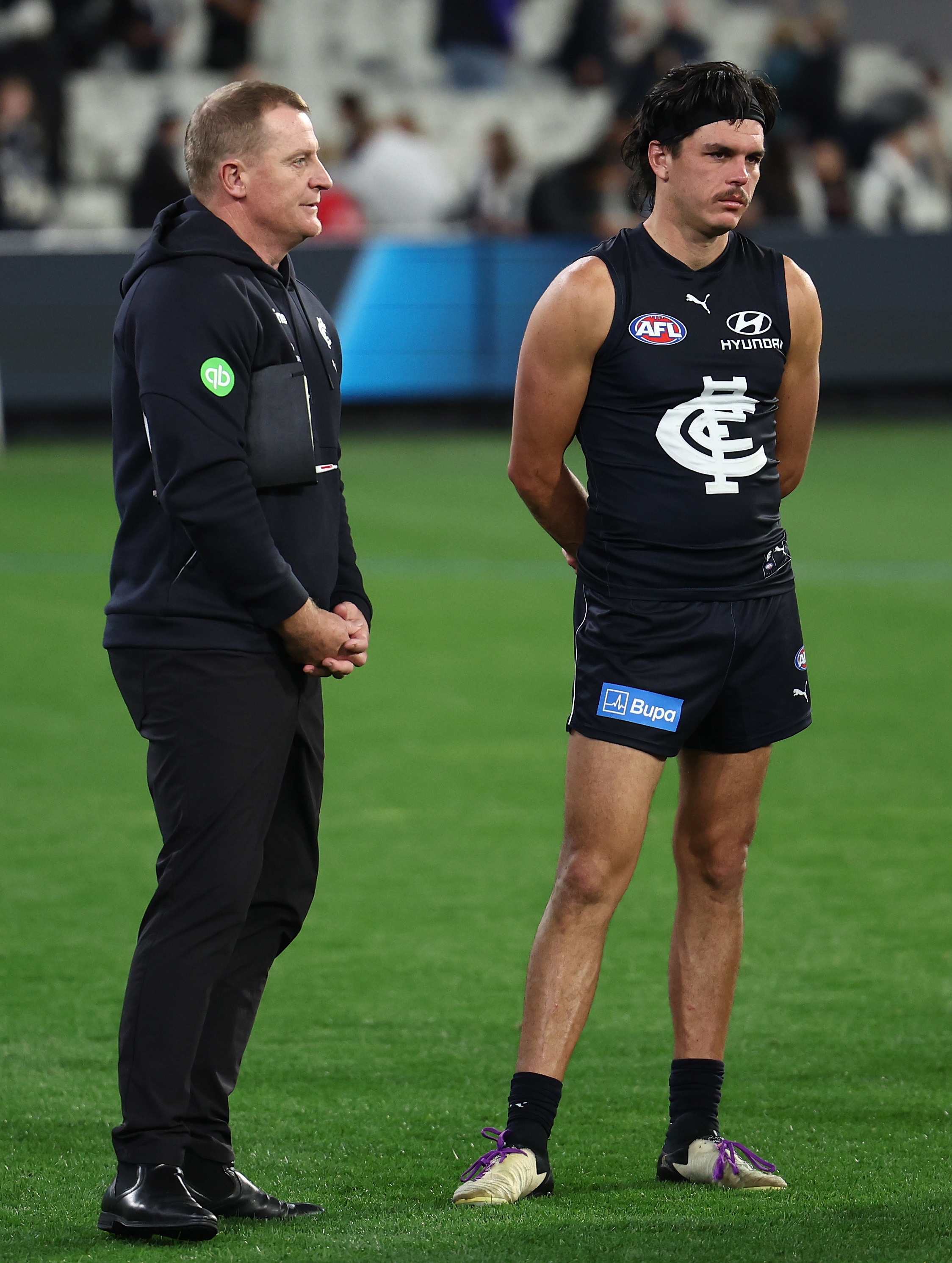 Carlton coach Michael Voss with Elijah Hollands after the loss to Collingwood.