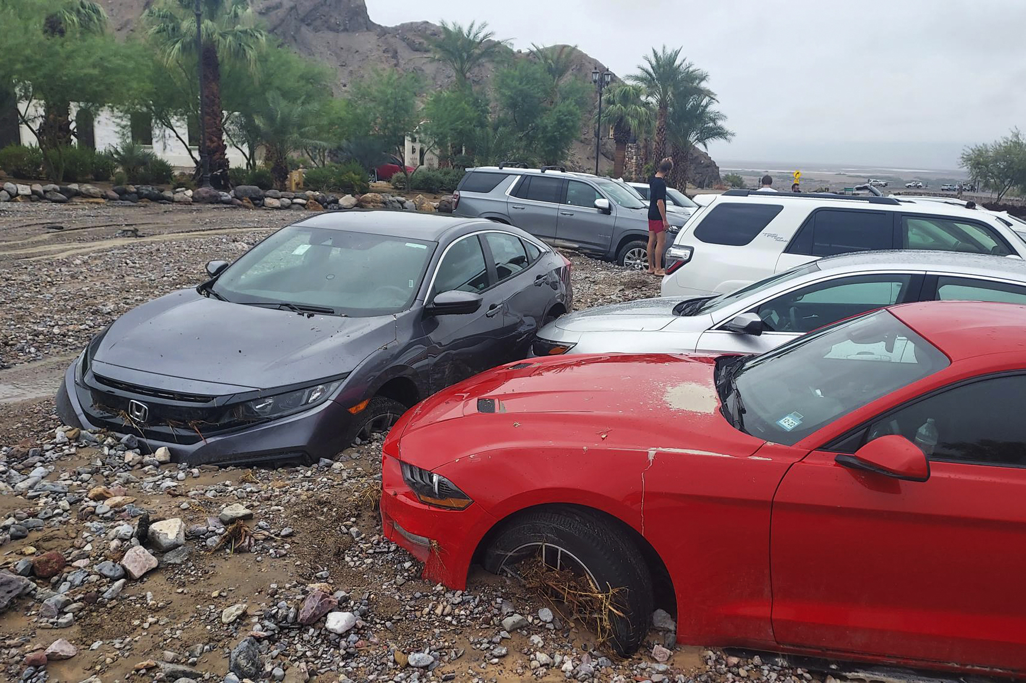 Los turistas encuentran seguridad después de que las inundaciones cierran las carreteras del Valle de la Muerte