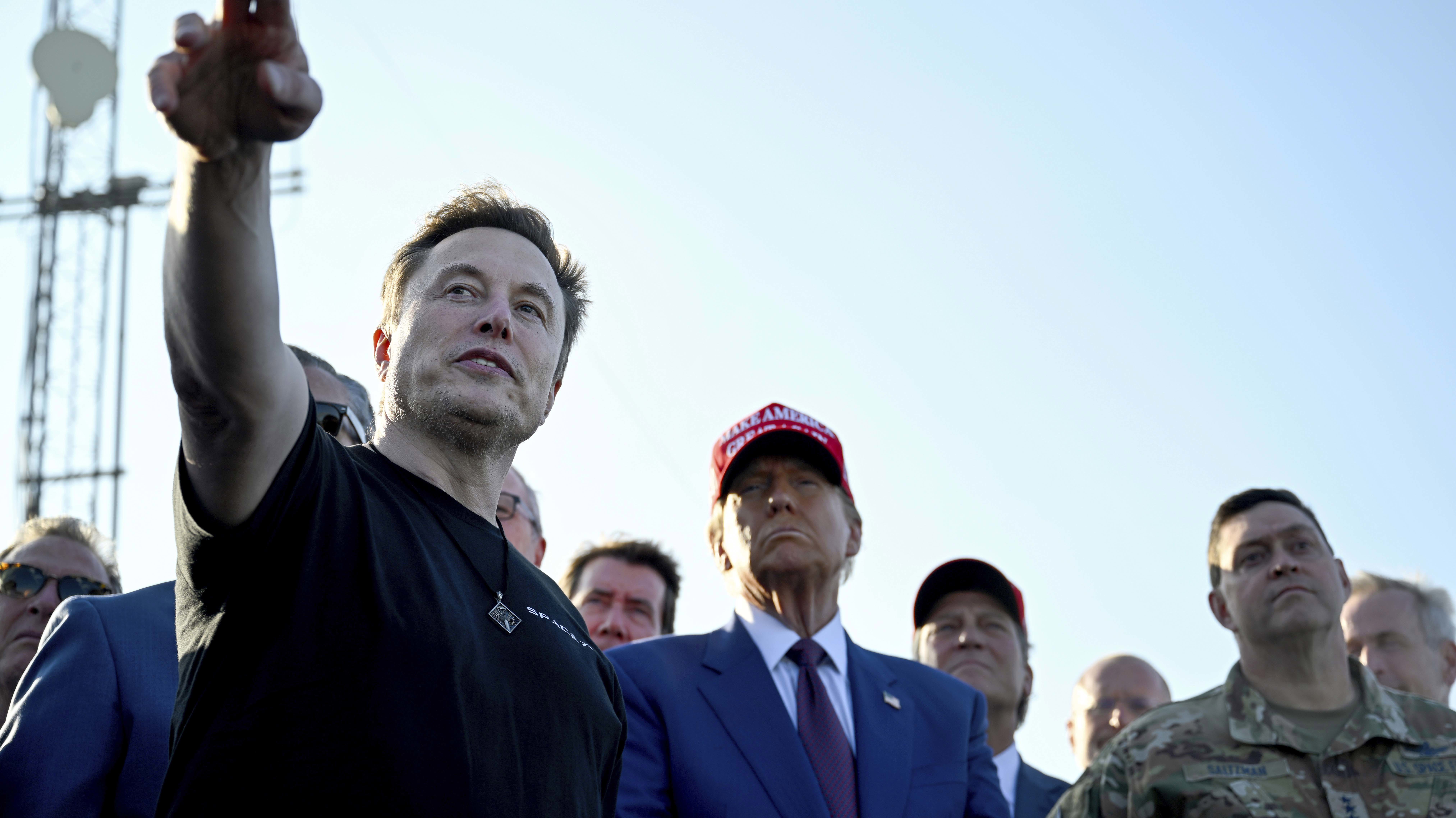 El presidente electo Donald Trump escucha a Elon Musk en el lanzamiento del sexto vuelo de prueba del cohete SpaceX Starship el martes 19 de noviembre de 2024 en Boca Chica, Texas. (Brandon Bell/Pool a través de AP)