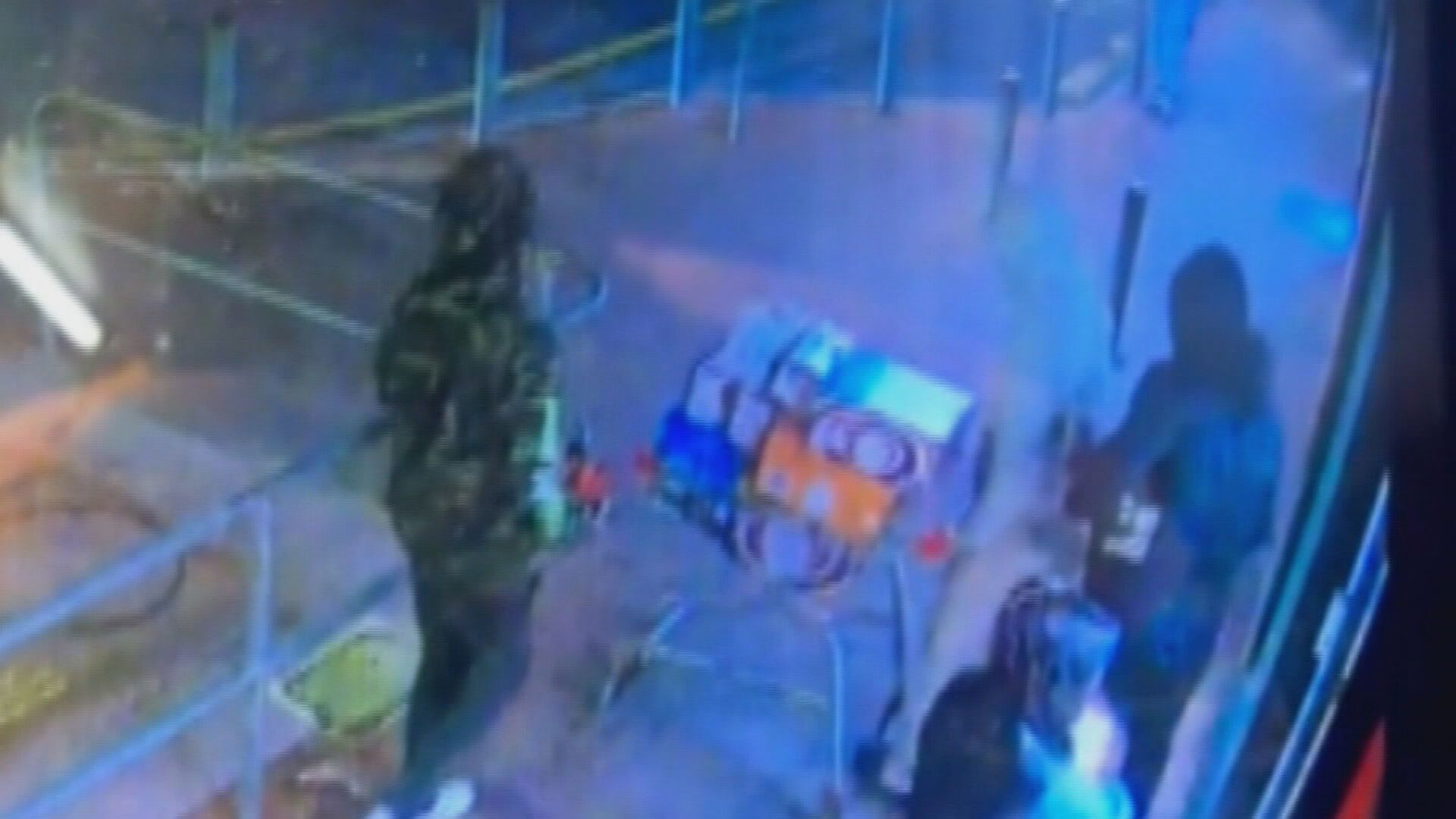 A gang of would-be thieves has brazenly rolled a trolley full of stolen goods out past shoppers and staff at an Adelaide bottle shop only to meet their match in the carpark.