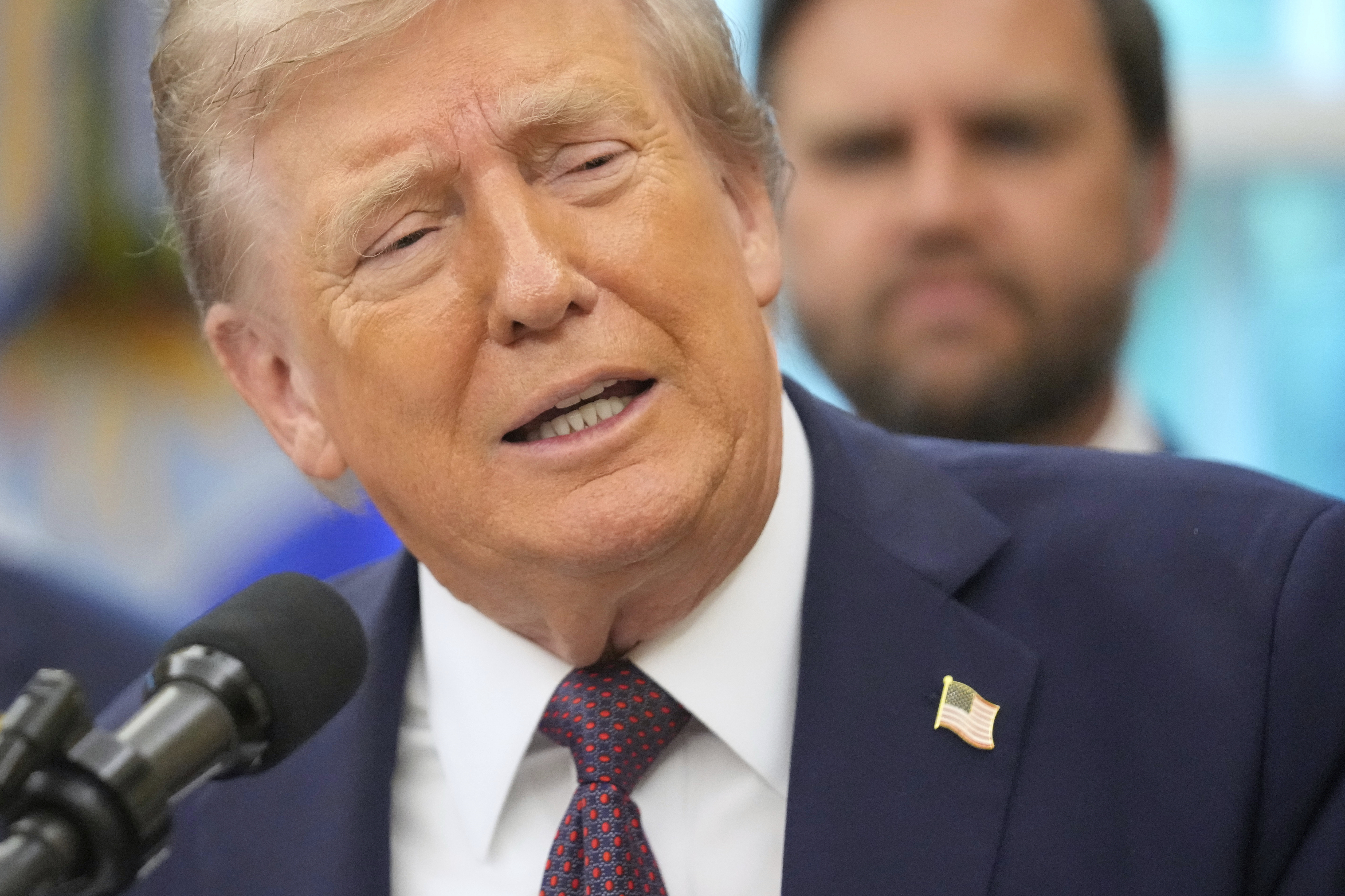 O presidente Donald Trump fala durante um evento sobre a realocação da sede do Comando Espacial dos EUA do Colorado para o Alabama no Salão Oval da Casa Branca, terça -feira, 2 de setembro de 2025, em Washington. (AP Photo/Mark Schiefelbein)