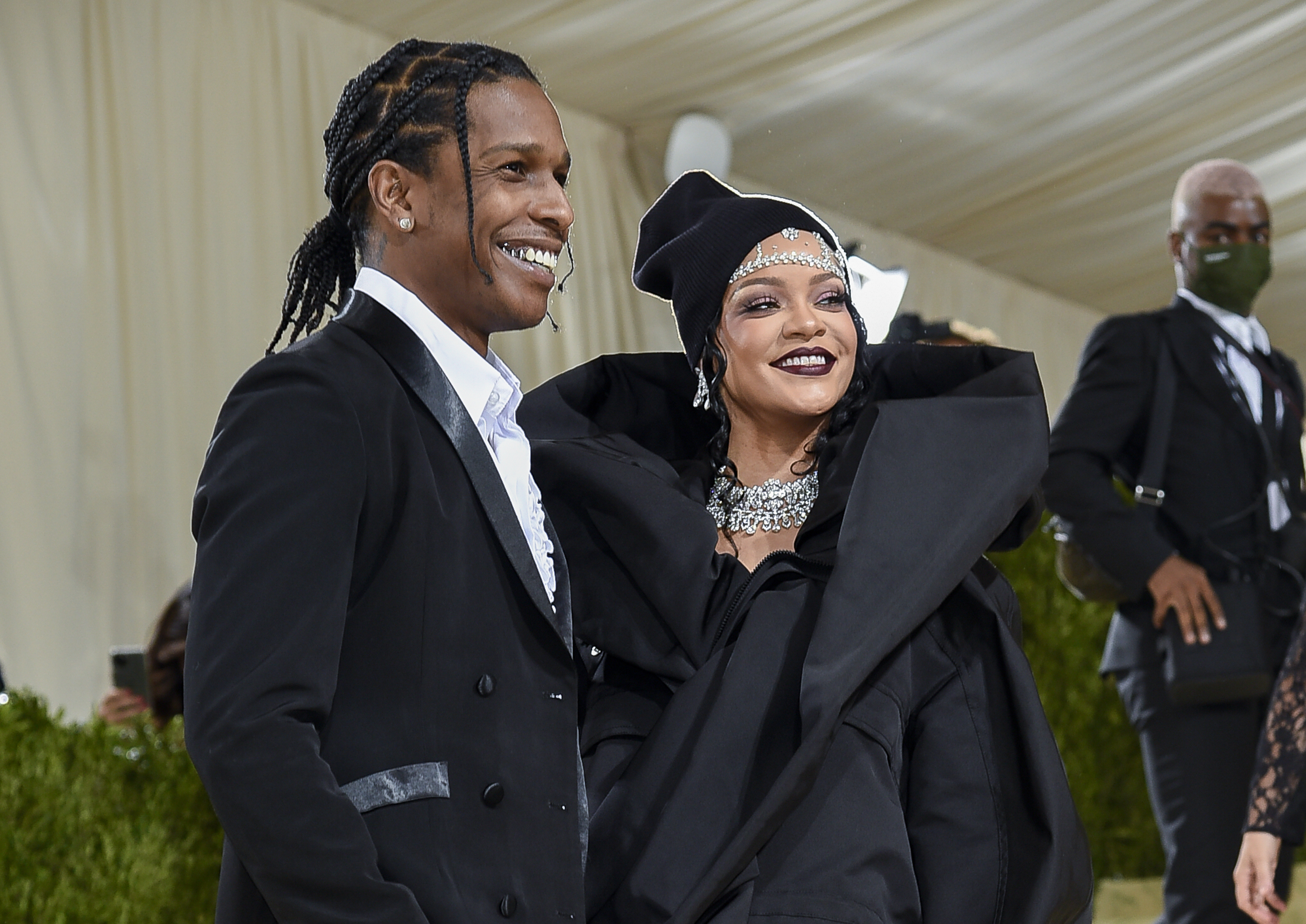 Archivo: A $ AP Rocky, Left, y Rihanna asisten a la Gala del Instituto de Costones del Museo Metropolitano de Arte en Nueva York el 13 de septiembre de 2021. (Foto de Evan Agostini/Invision/AP, archivo)