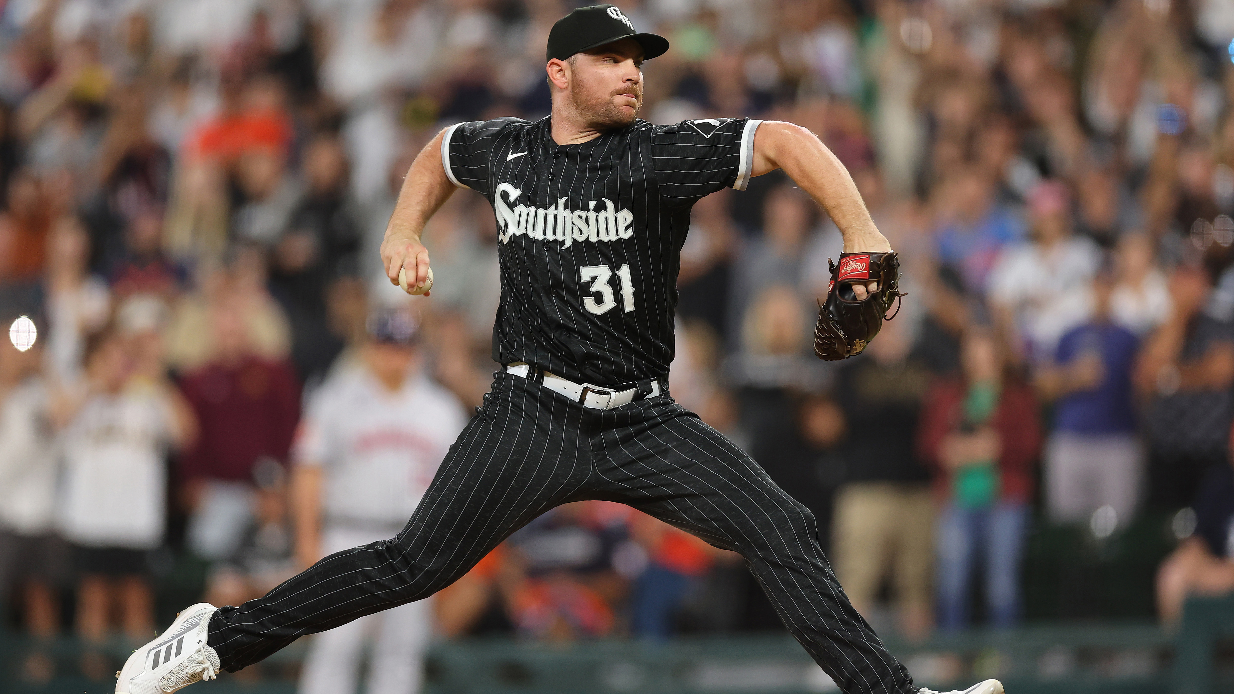 Liam Hendriks #31 of the Chicago White Sox delivers a pitch against the Houston Astros at Guaranteed Rate Field on August 16, 2022 in Chicago, Illinois. (Photo by Michael Reaves/Getty Images)
