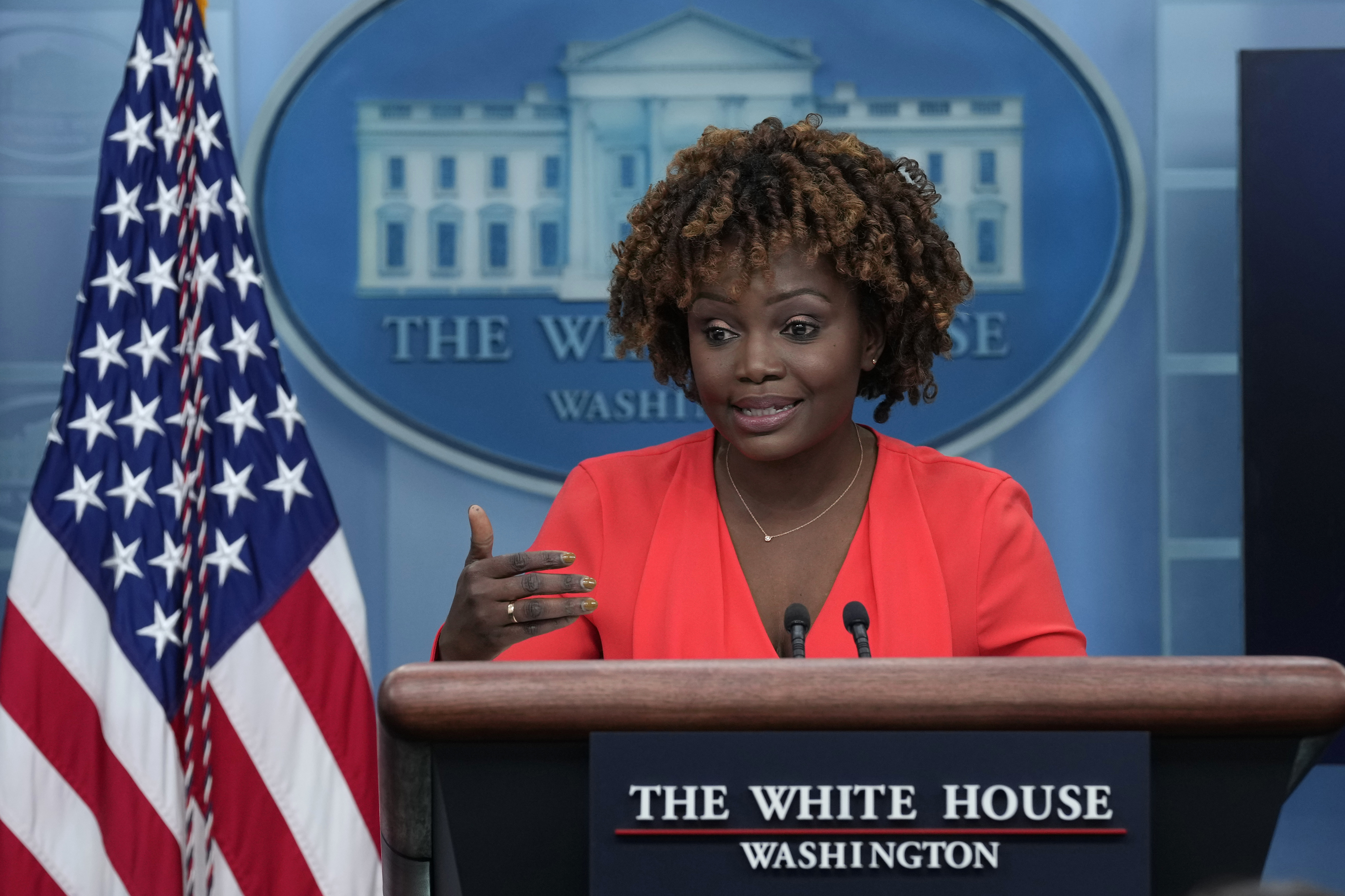 La secretaria de prensa de la Casa Blanca, Karine Jean-Pierre, habla durante la sesión informativa diaria en la Casa Blanca en Washington, el miércoles 11 de enero de 2023. 