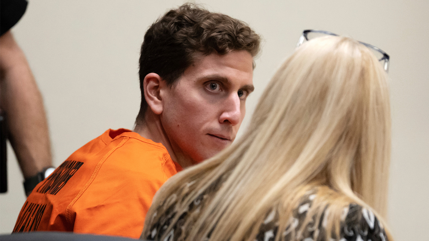 Bryan Kohberger, a la izquierda, acusado de matar a cuatro estudiantes de la Universidad de Idaho en noviembre de 2022, mira a su abogada, la defensora pública Anne Taylor, a la derecha, durante una audiencia en el Tribunal de Distrito del Condado de Latah, el jueves 5 de enero de 2023.