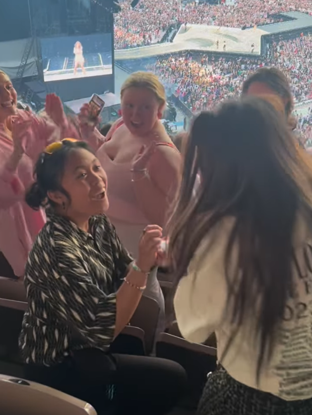 The moment Kesh proposed to Jules at the Eras Tour.