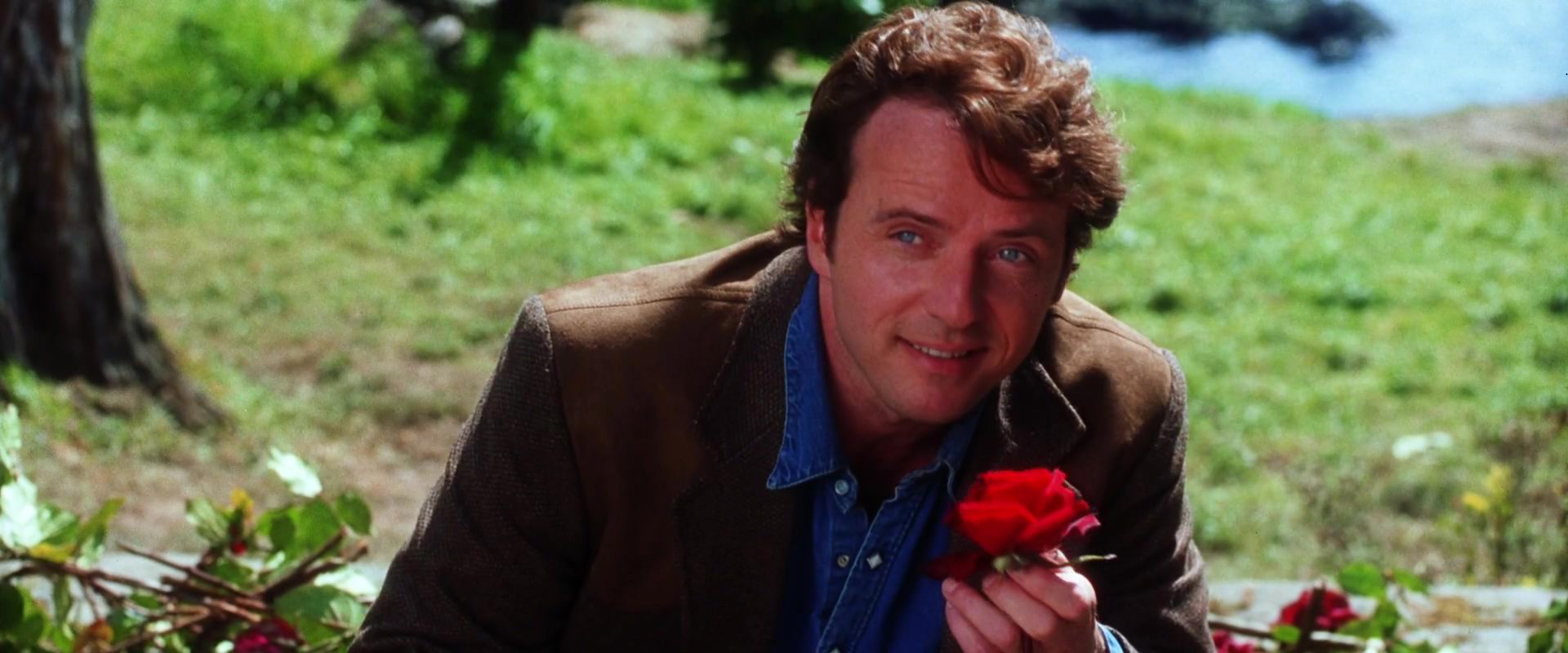 Aidan Quinn as Officer Gary Hullet in Practical Magic.