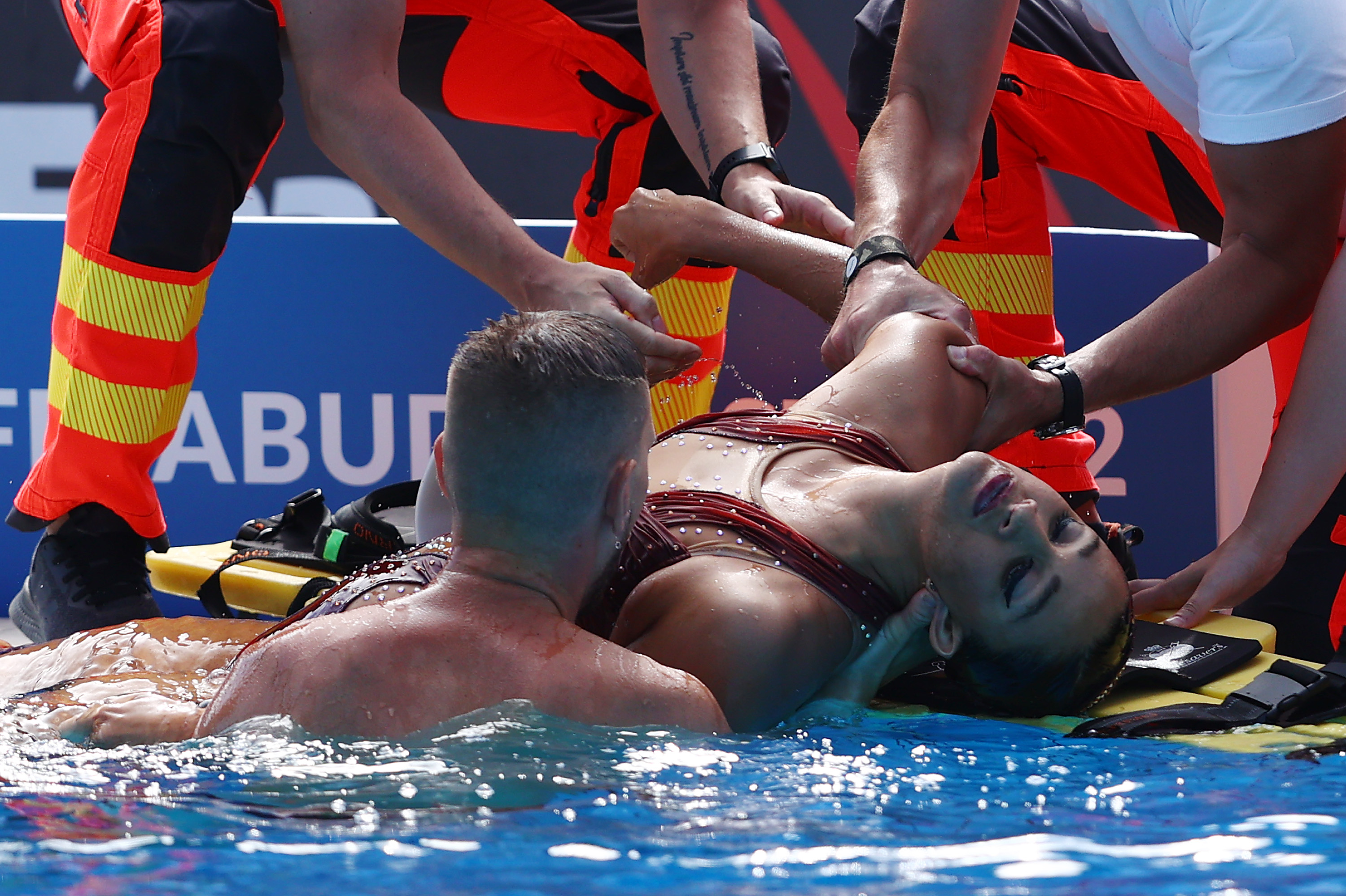 Anita Alvarez of the USA is attended to by medical staff following her Women's Solo Free Final performance on day six of the Budapest 2022 FINA World Championships. Photo: Dean Mouhtaropoulos