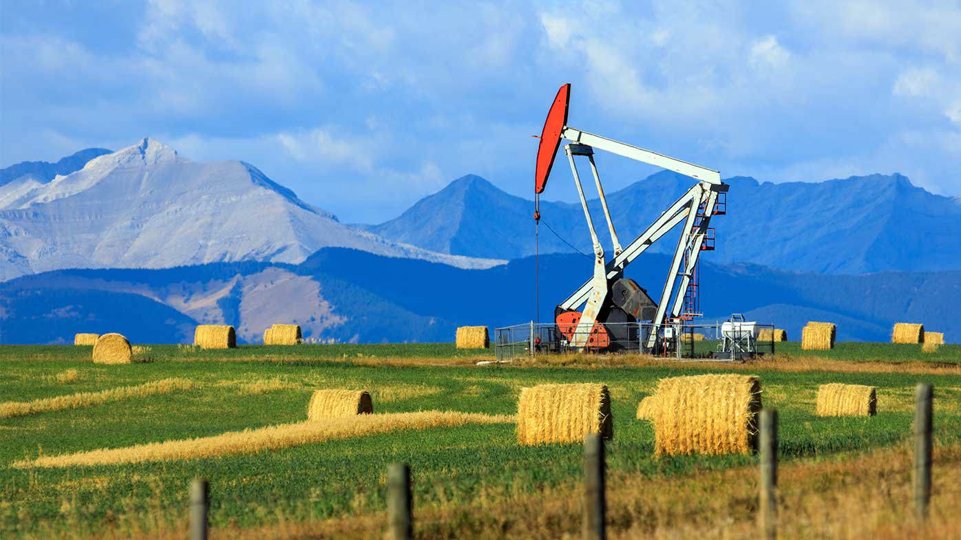 Un bombeador de plataforma petrolera en Alberta, Canadá.