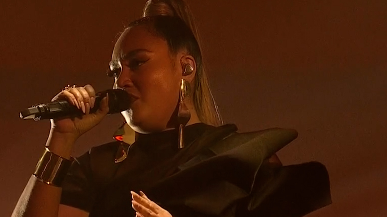 Jessica Mauboy performs during tribute to Archie Roach at the ARIAs 2022.