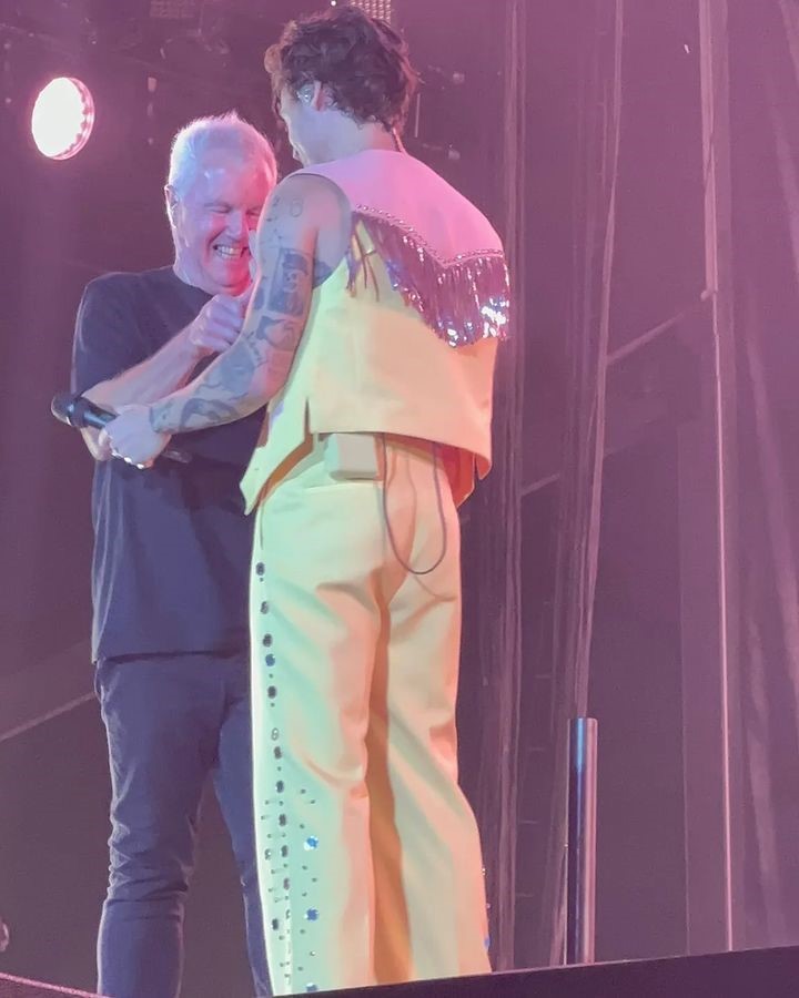 Harry Styles brought out Aussie music icon Daryl Braithwaite to perform a duet of Horses on the last night of his Love on Tour concerts in Australia.