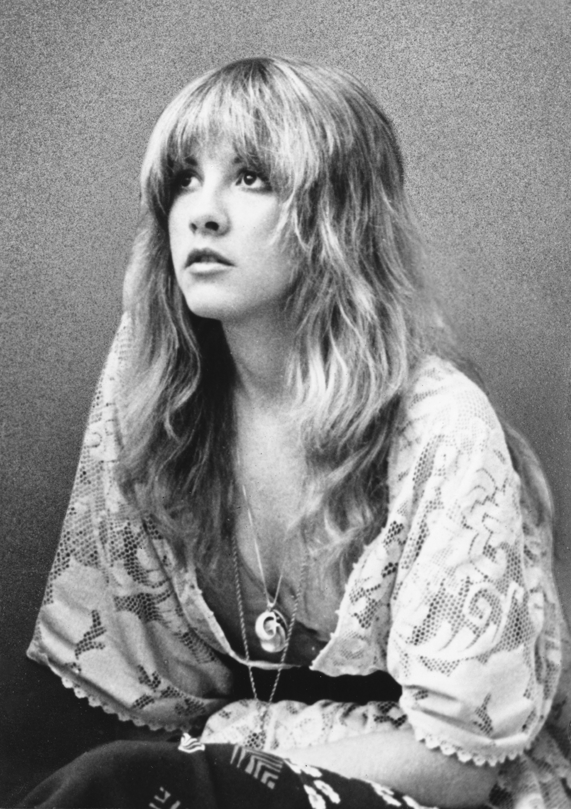 CIRCA 1976:  Singer Stevie Nicks poses for a portrait in circa 1976. 