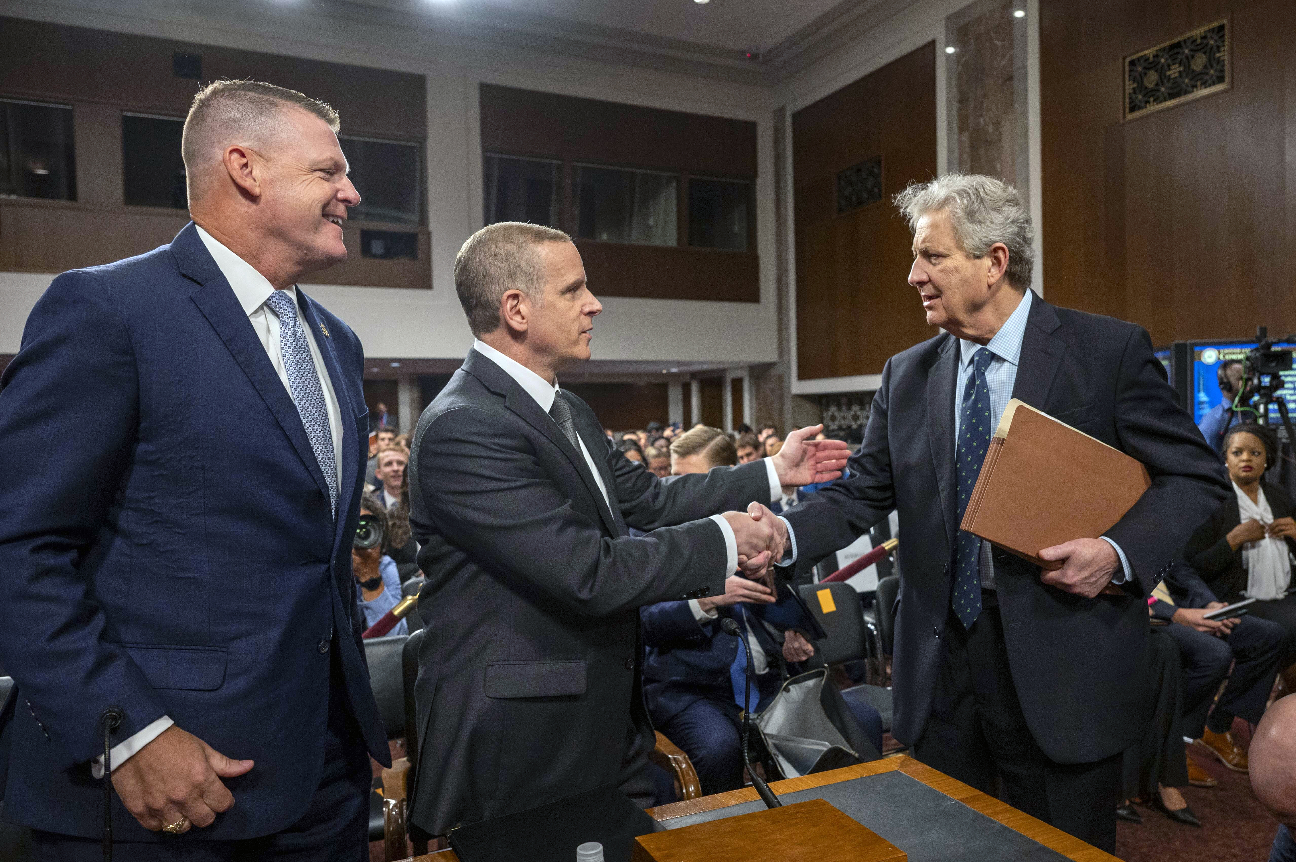 El senador John Kennedy, republicano por Luisiana, se reúne con el subdirector del FBI, Paul Abbate (centro), y el director interino del Servicio Secreto de Estados Unidos, Ronald Rowe (izquierda), antes de que testifiquen ante una audiencia conjunta del Comité Senatorial de Seguridad Nacional y Asuntos Gubernamentales y el Comité Senatorial de Asuntos Judiciales.