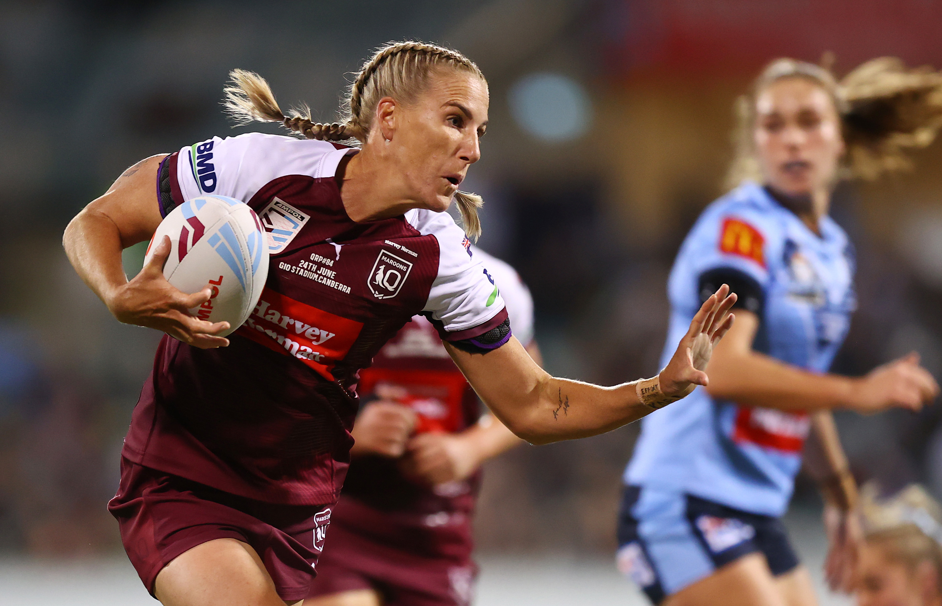 CANBERRA, AUSTRALIA - JUNE 24: Ali Brigginshaw of the Maroons passes during the Women's State of Origin match between New South Wales and Queensland at GIO Stadium, on June 24, 2022, in Canberra, Australia. (Photo by Mark Nolan/Getty Images)