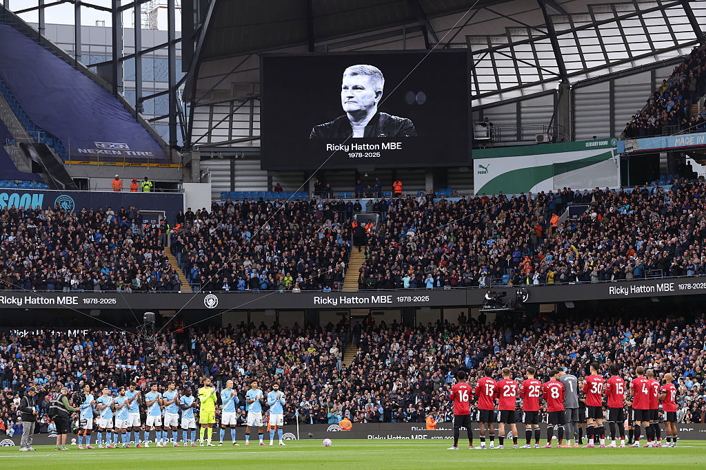 Manchester City and Manchester United have a one minute applause in memory of Ricky Hatton.
