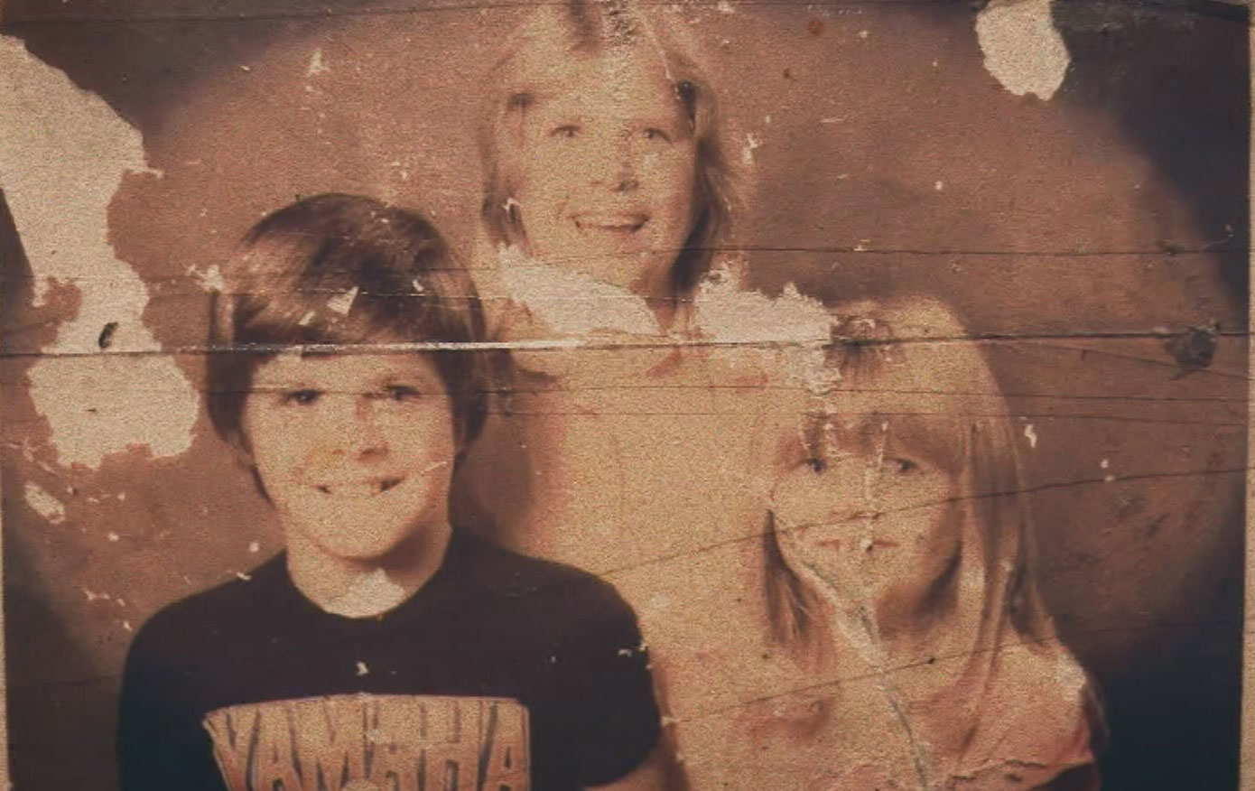 Lee Rimmer (centre) with her brother Adam (left) and sister Jane (right).