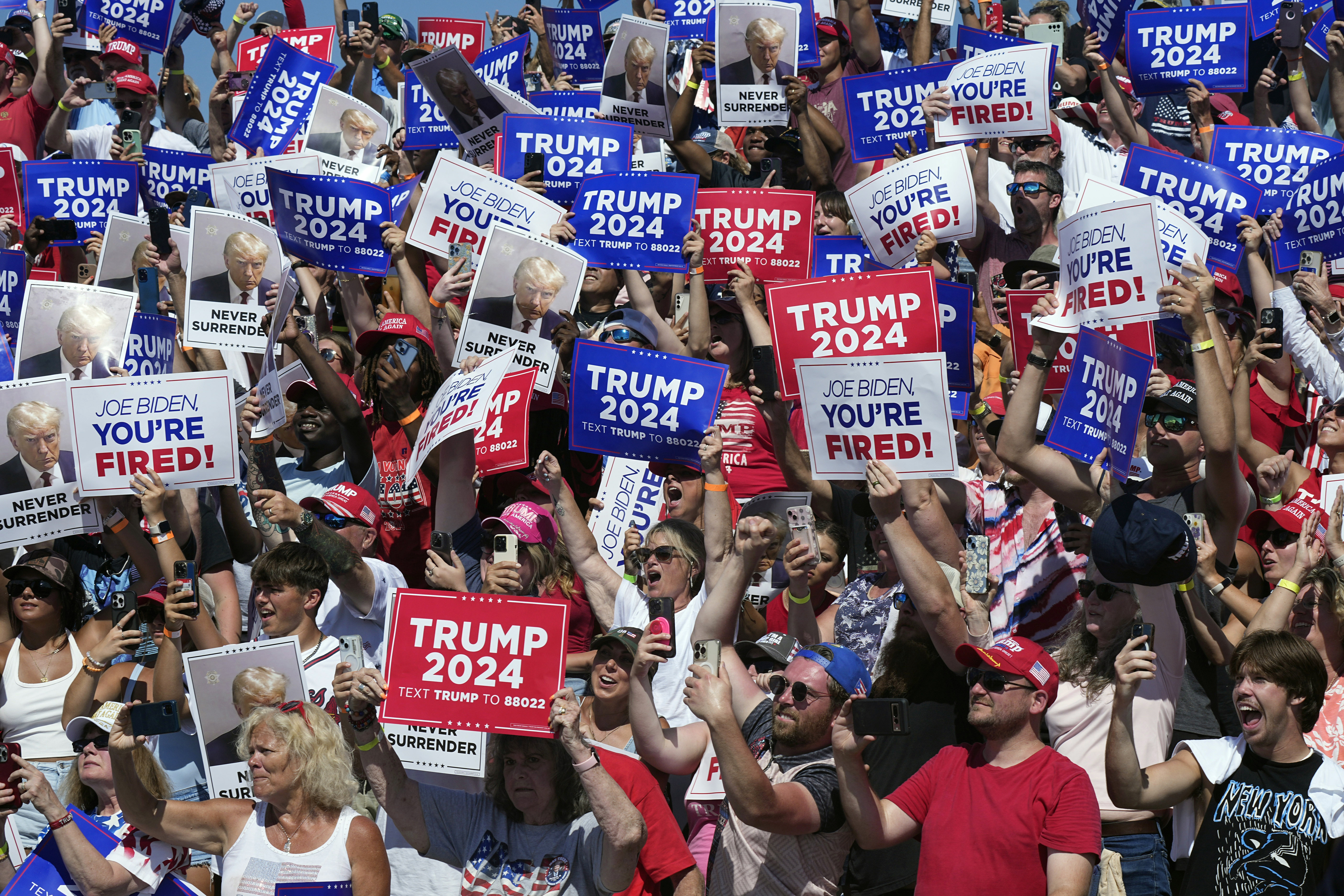 Los partidarios aplauden cuando el candidato presidencial republicano, el expresidente Donald Trump, llega a un mitin de campaña en Chesapeake